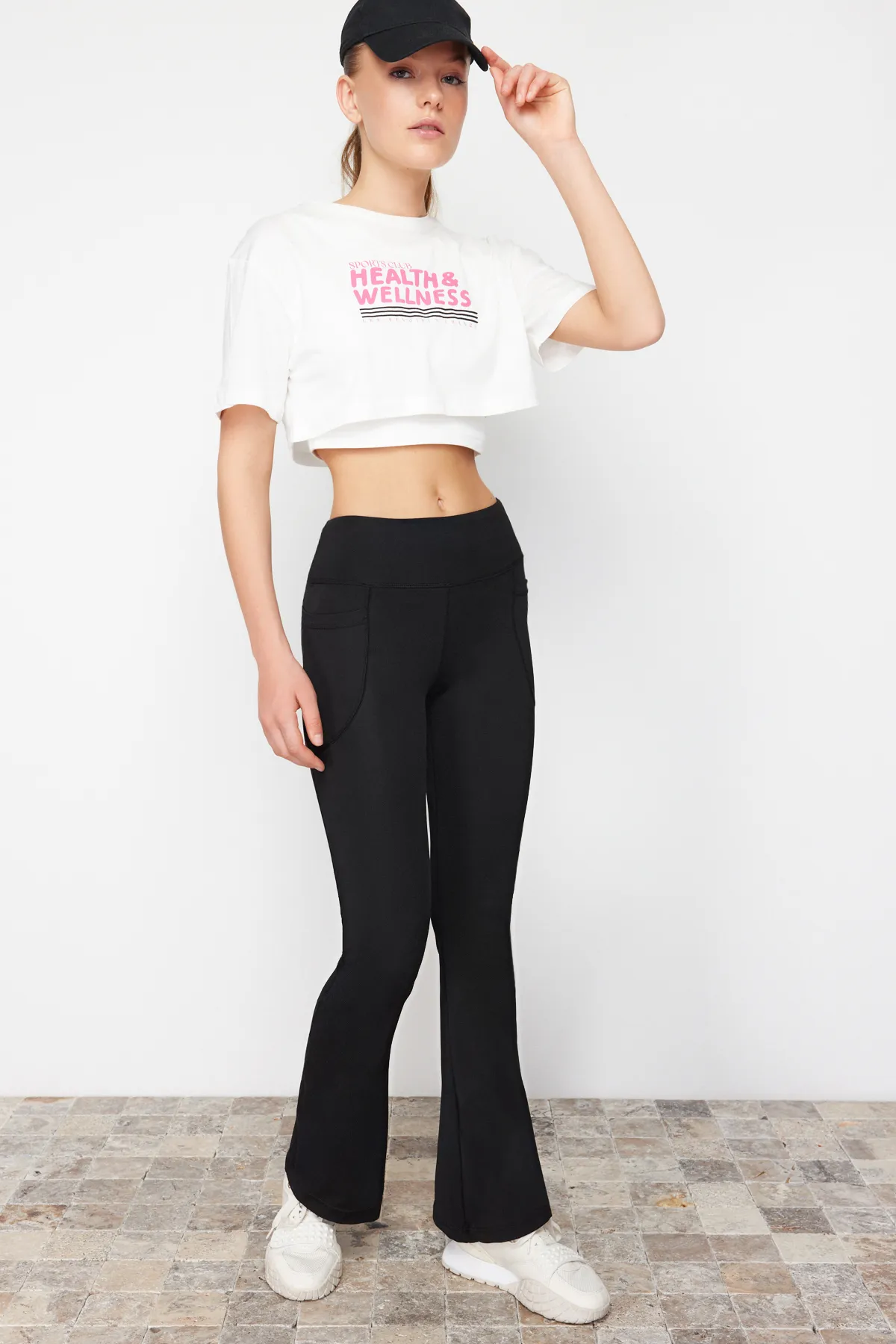 Trendyol Collection  Schwarze, gestrickte Sport-Jogginghose aus Scuba/Tauchstoff mit entspannter Passform und spanischen Beinen THMSS24EA00000