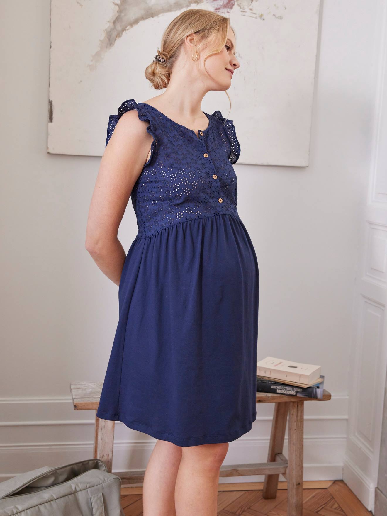 Robe courte en maille et broderie anglaise grossesse et allaitement gris perle