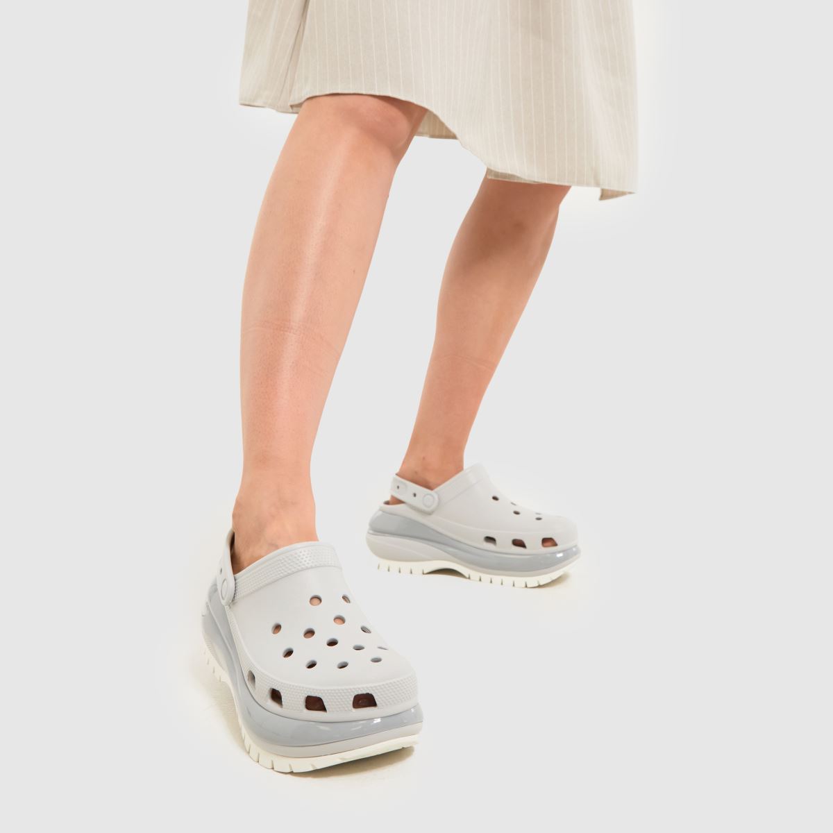 Crocs Mega Crush klumpa szandál világosszürke színben