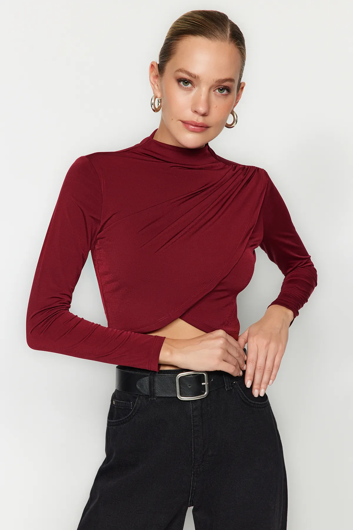 Trendyol Collection  Weinrote, drapierte Crop-Bluse mit hohem Kragen und hohem Kragen TWOAW24BZ00164