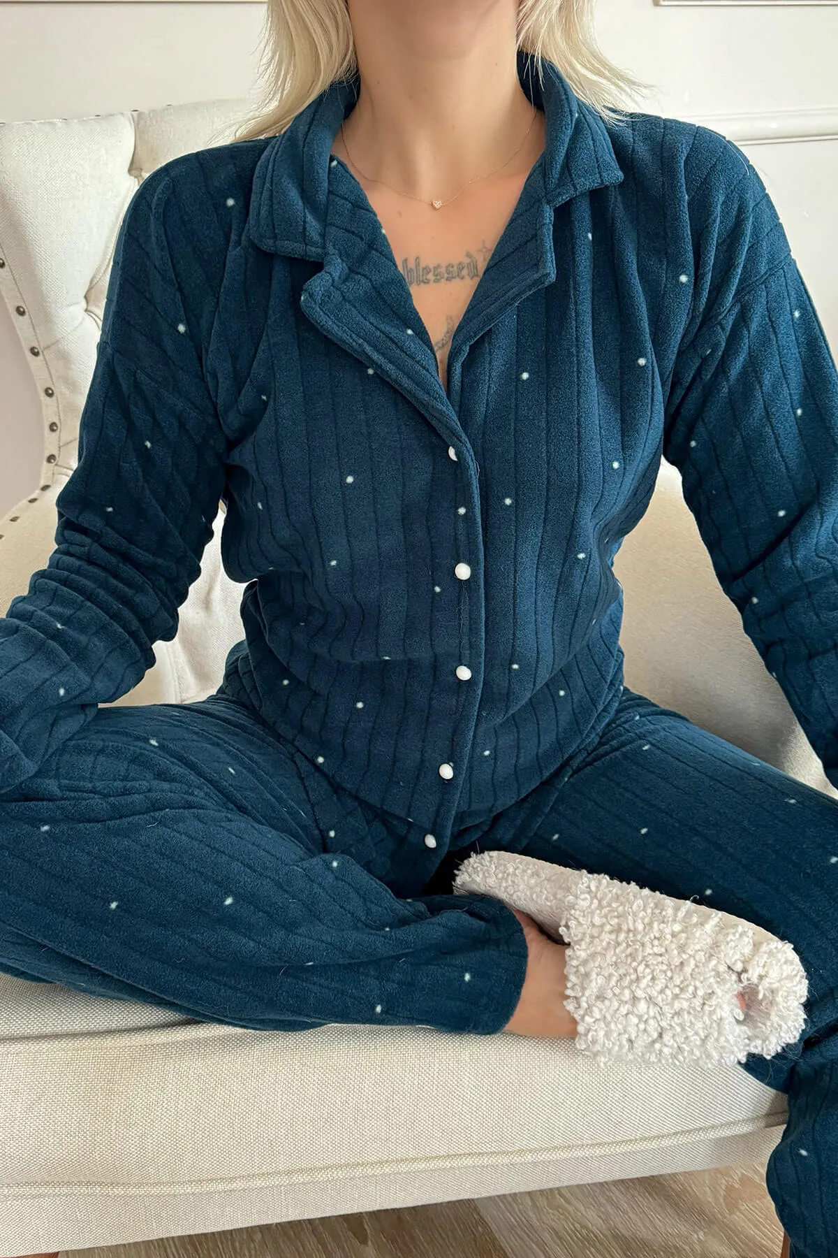 Pijamaevi  Weißes Pyjama-Set aus Plüschfleece mit gepunktetem Muster und Knopfleiste vorn