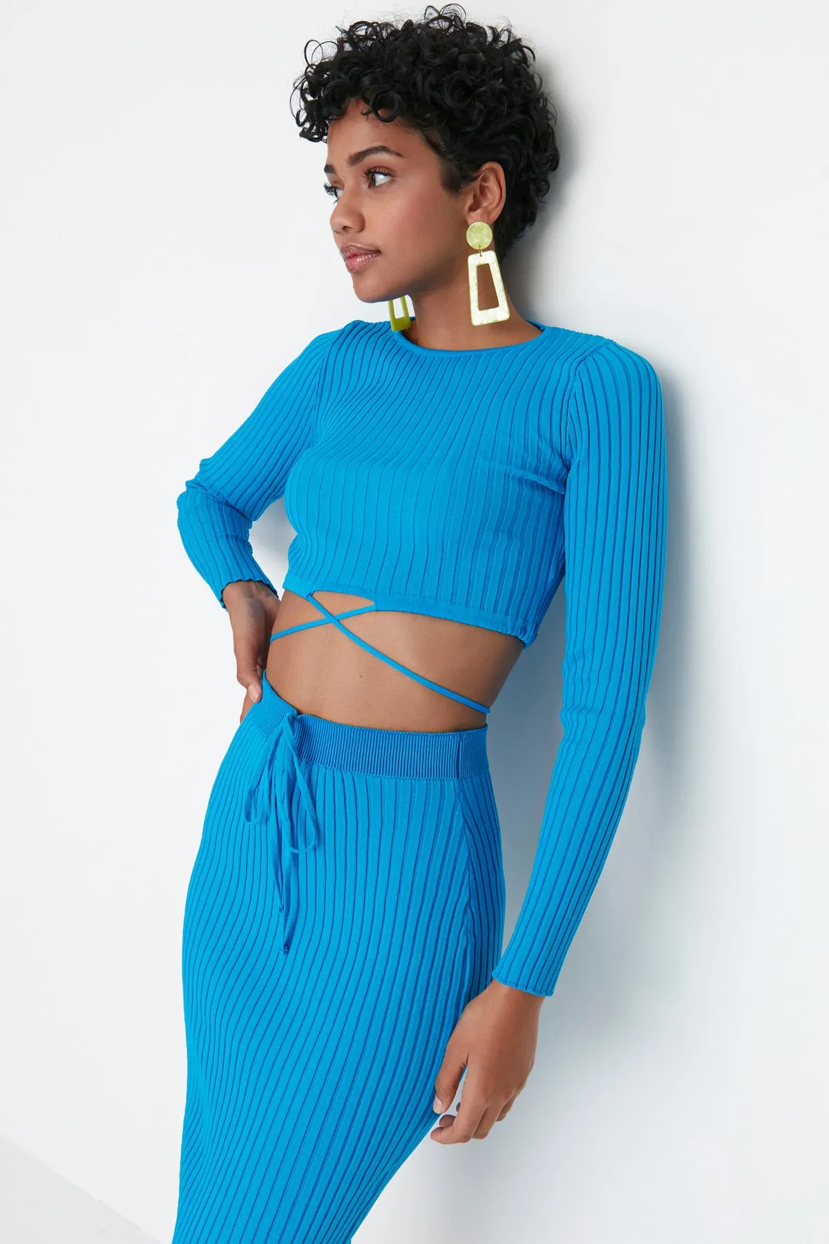 Trendyol Collection  Blaues Strickoberteil und -unterteil-Set mit Krawattendetail TWOAW22EL0543