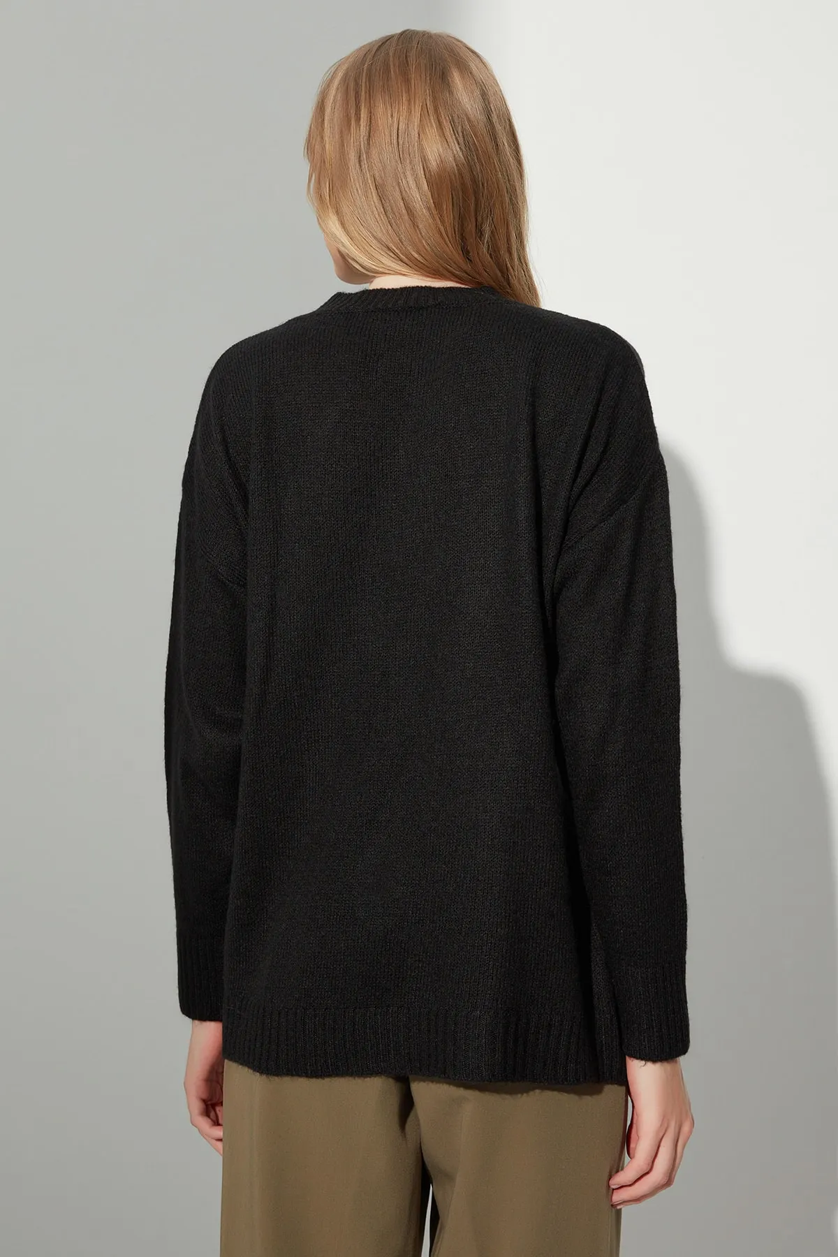 Trendyol Collection  Schwarzer Wollpullover mit Rundhalsausschnitt TWOAW23KZ01142