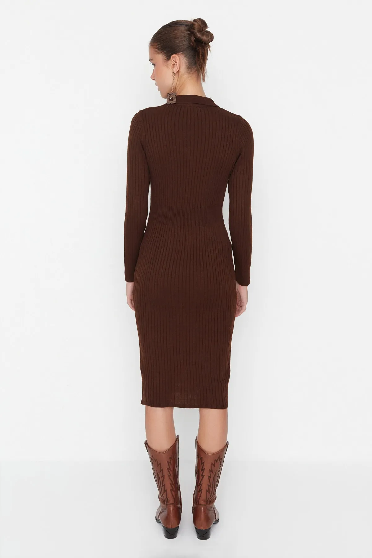 Trendyol Collection  Braun Braunes Midi-Strickkleid mit Rollkragen TWOAW22EL1376 Kleid TWOAW22EL1376