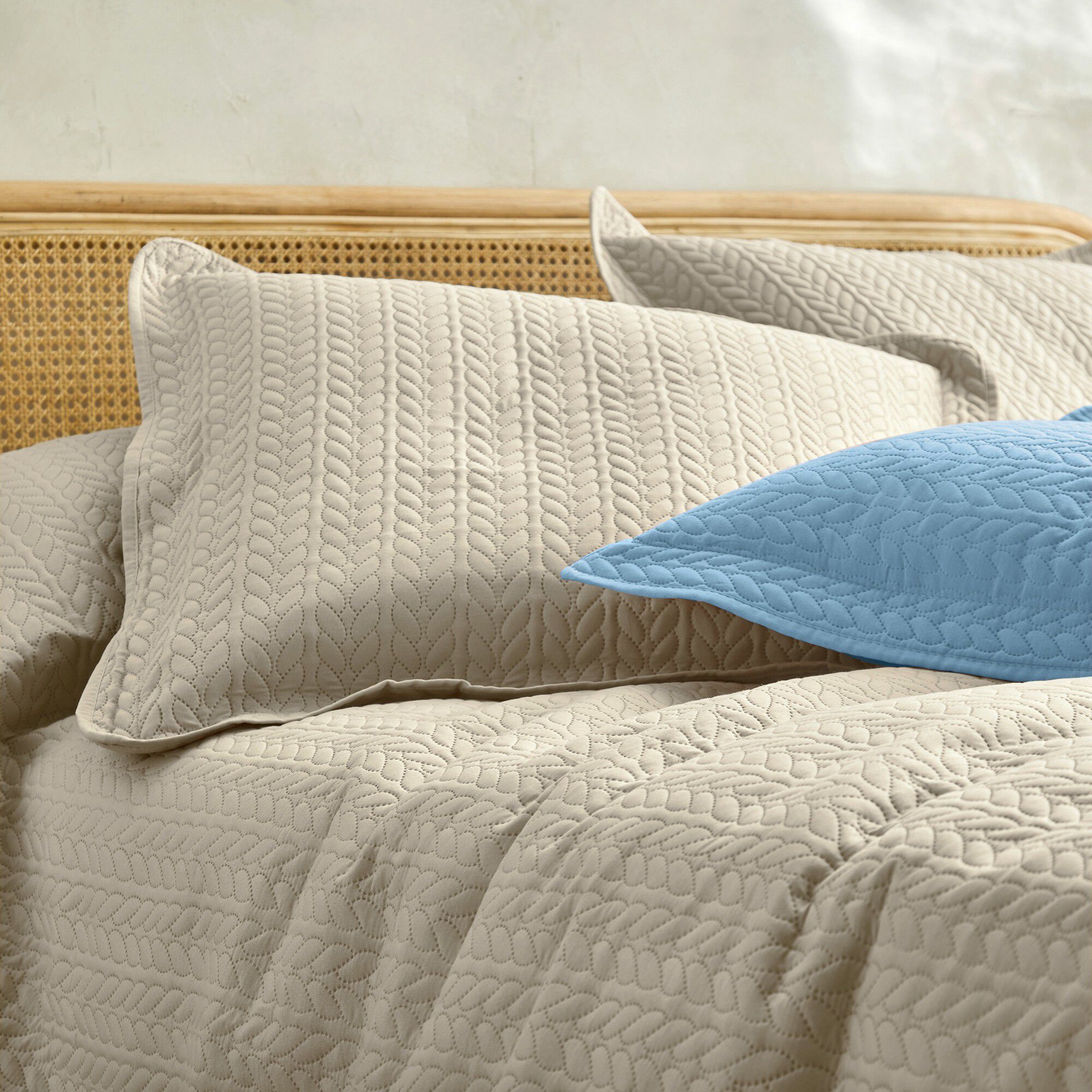 Couvre-lit matelassé microfibre motif géométrique