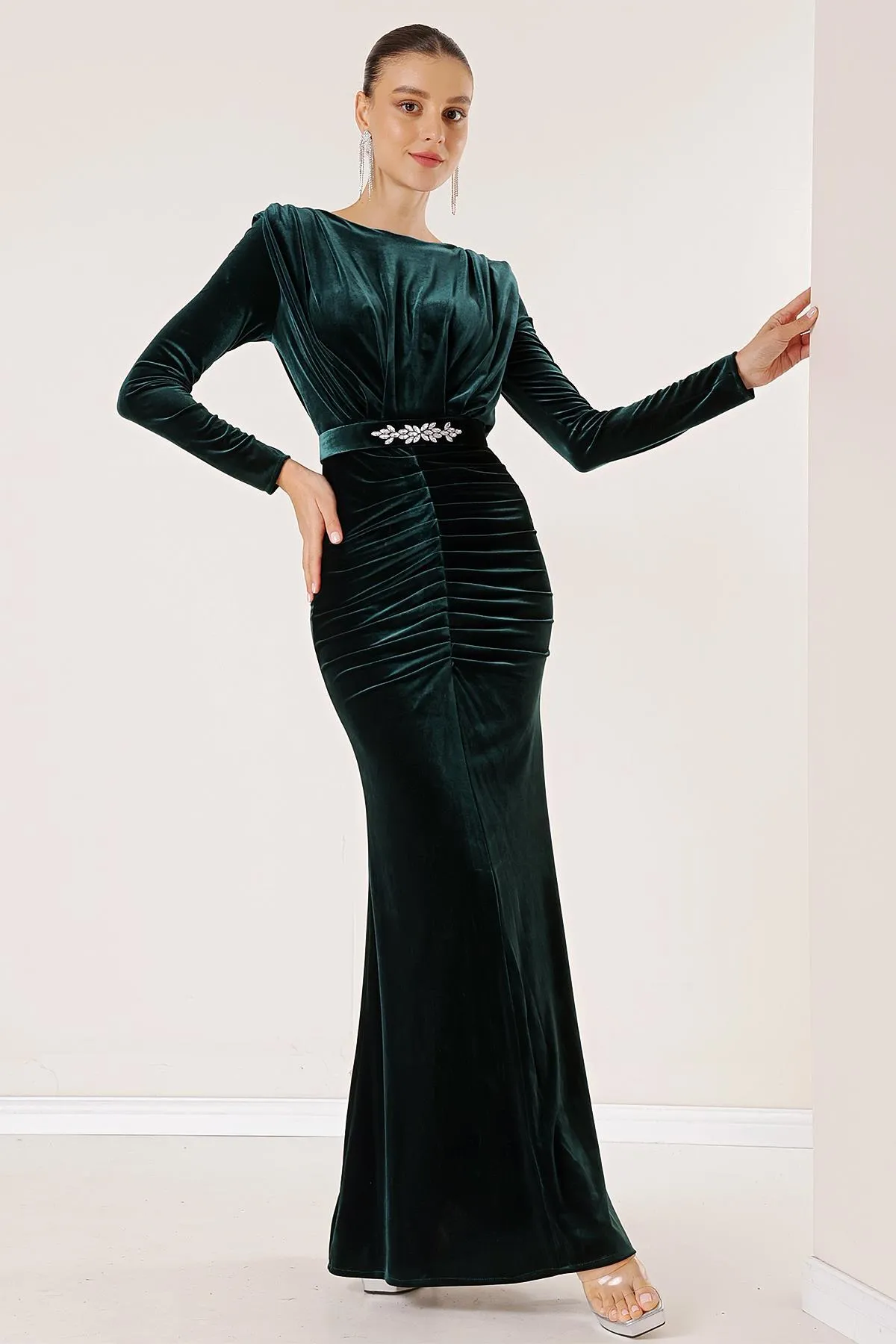 By Saygı  Langes Samtkleid mit plissierter Vorderseite und Gürtel