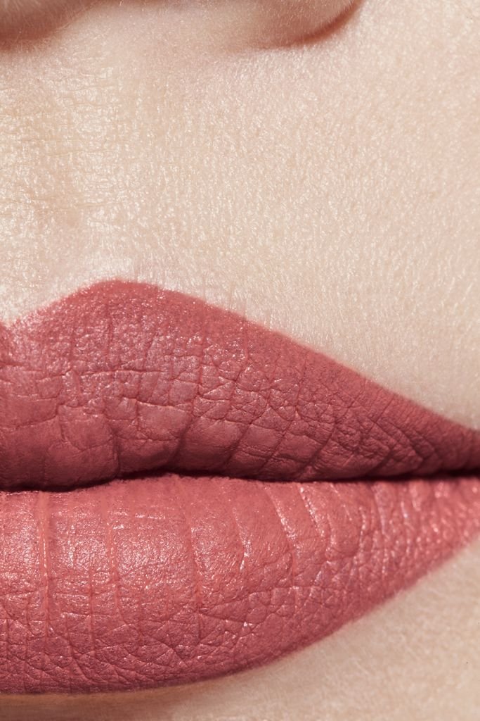 CHANEL ROUGE ALLURE VELVET MATTIERENDER LIPPENSTIFT MIT HOHER FARBINTENSITÄT. MATT-ETUI IN LIMITIERTER EDITION.