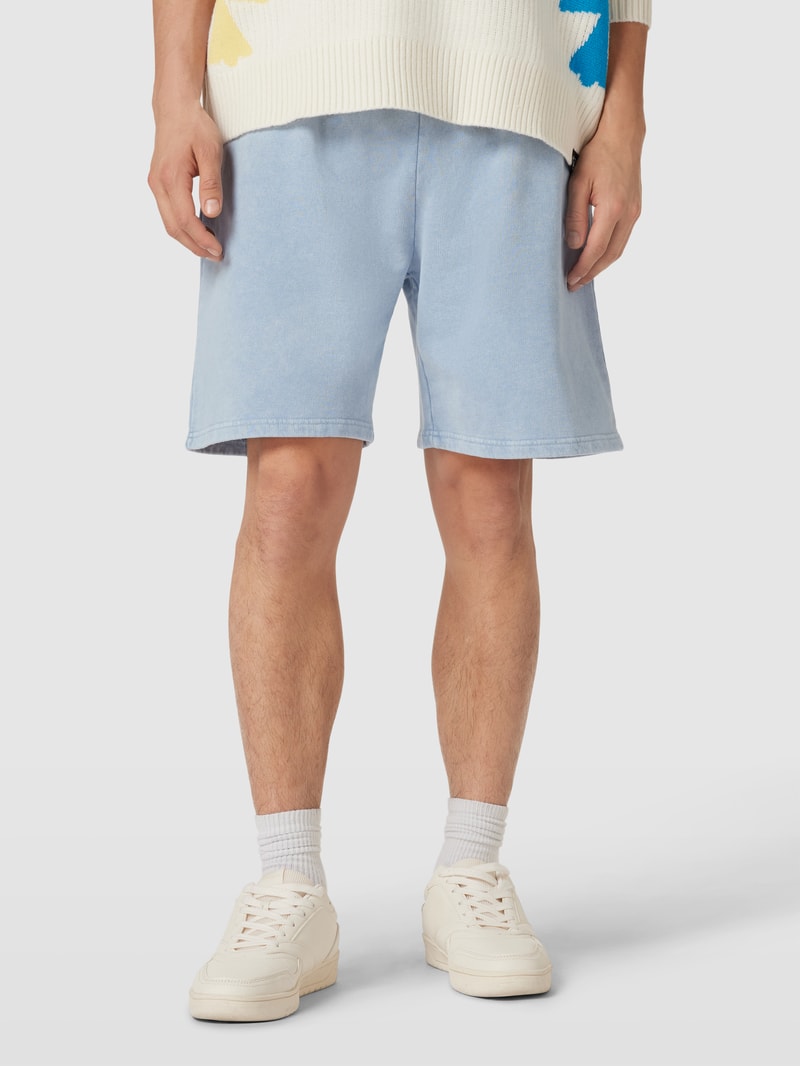 Sweatshorts mit französischen Eingrifftaschen in hellblau