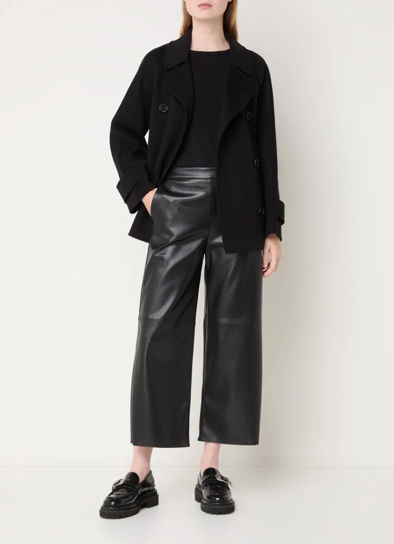 Palton Louis cu două nasturi de la MaxMara din lână virgină și buzunare laterale.