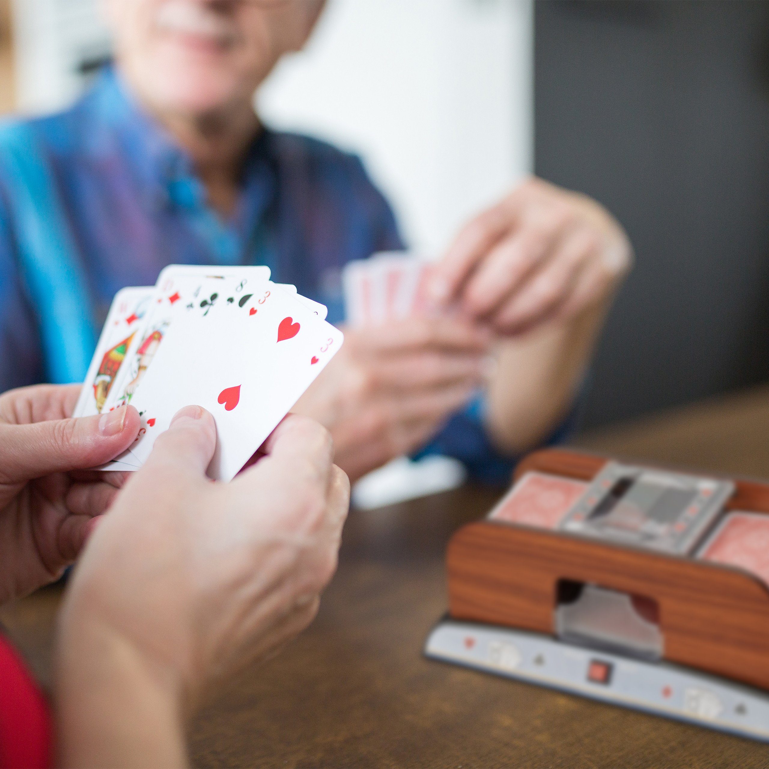 relaxdays Spiel, Kartenmischer 2 Decks Holzoptik