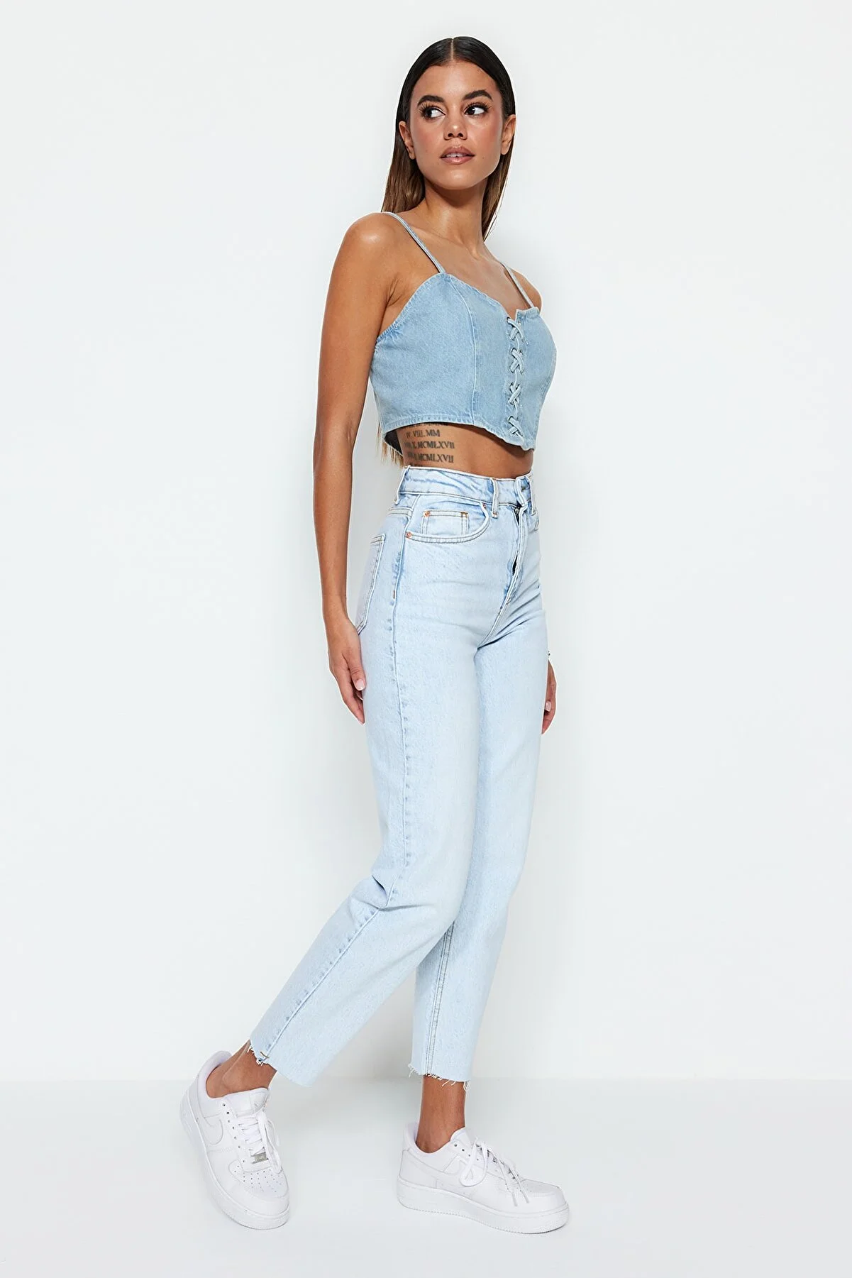 Trendyol Collection  Hellblaue Slim-Mom-Jeans mit hoher Taille TWOSS23JE00094