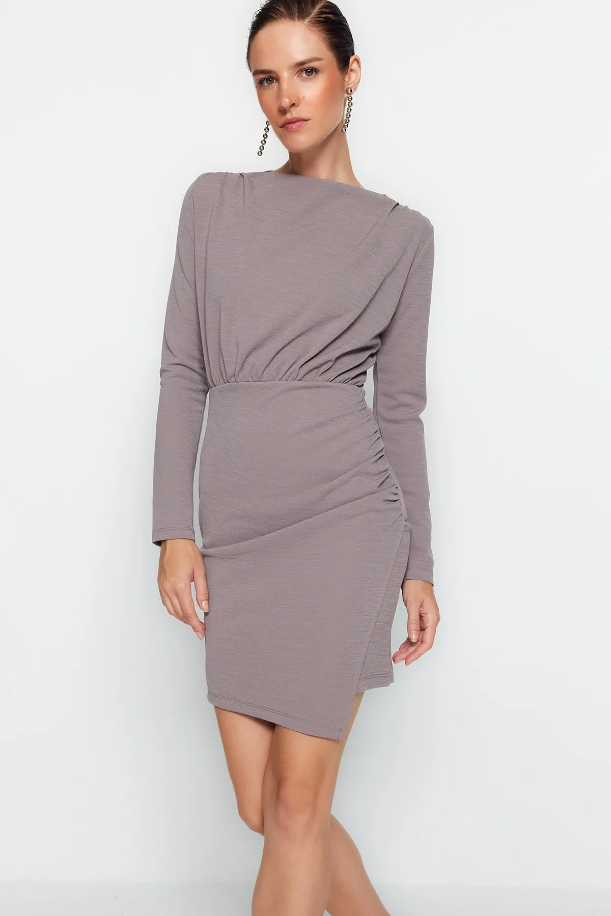 Trendyol Collection  Nerzfarbenes, detailliertes Mini-Strickkleid aus strukturiertem, drapiertem Krepp TWOAW24EL00137