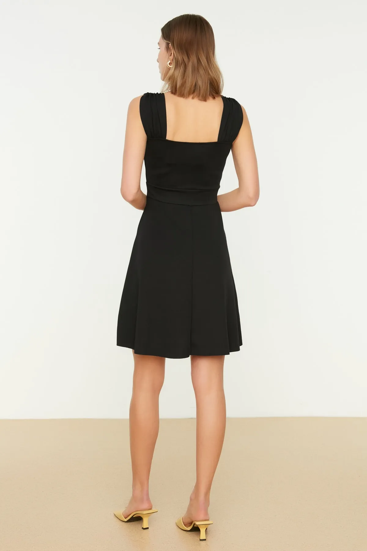 Trendyol Collection  Schwarzes Mini-Strickkleid aus Krepp mit offener Taille und zweireihigem Ausschnitt im Skater-Stil TWOSS20EL1579