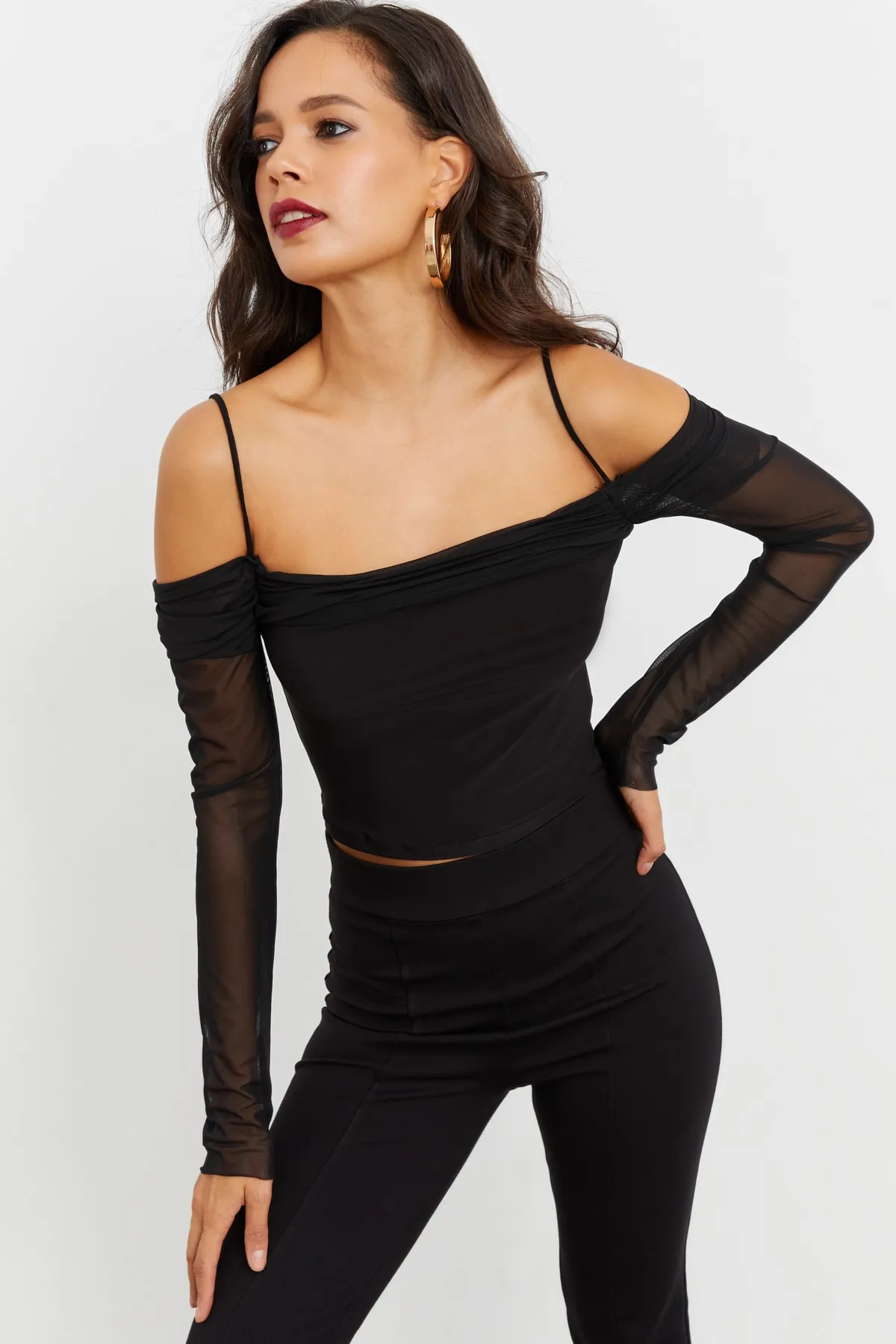 Cool & Sexy  Damen-Bluse mit schwarzen Ärmeln und Madonna-Kragen aus Tüll, B1927