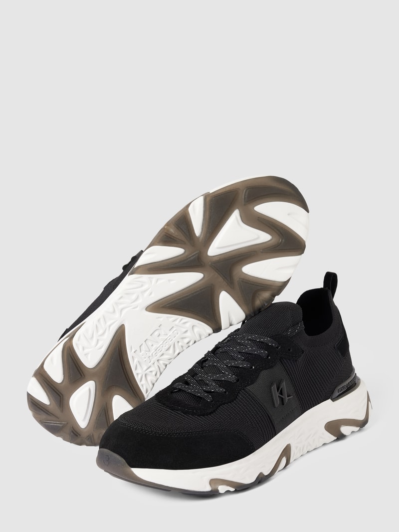 Sneaker mit Label-Detail in schwarz
