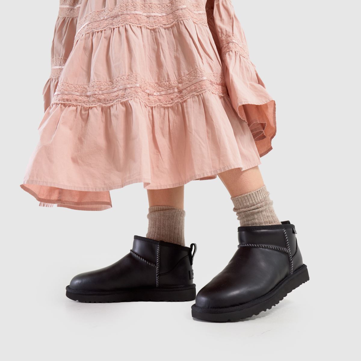 UGG – Classic Ultra Mini – Svarta regenererade stövlar