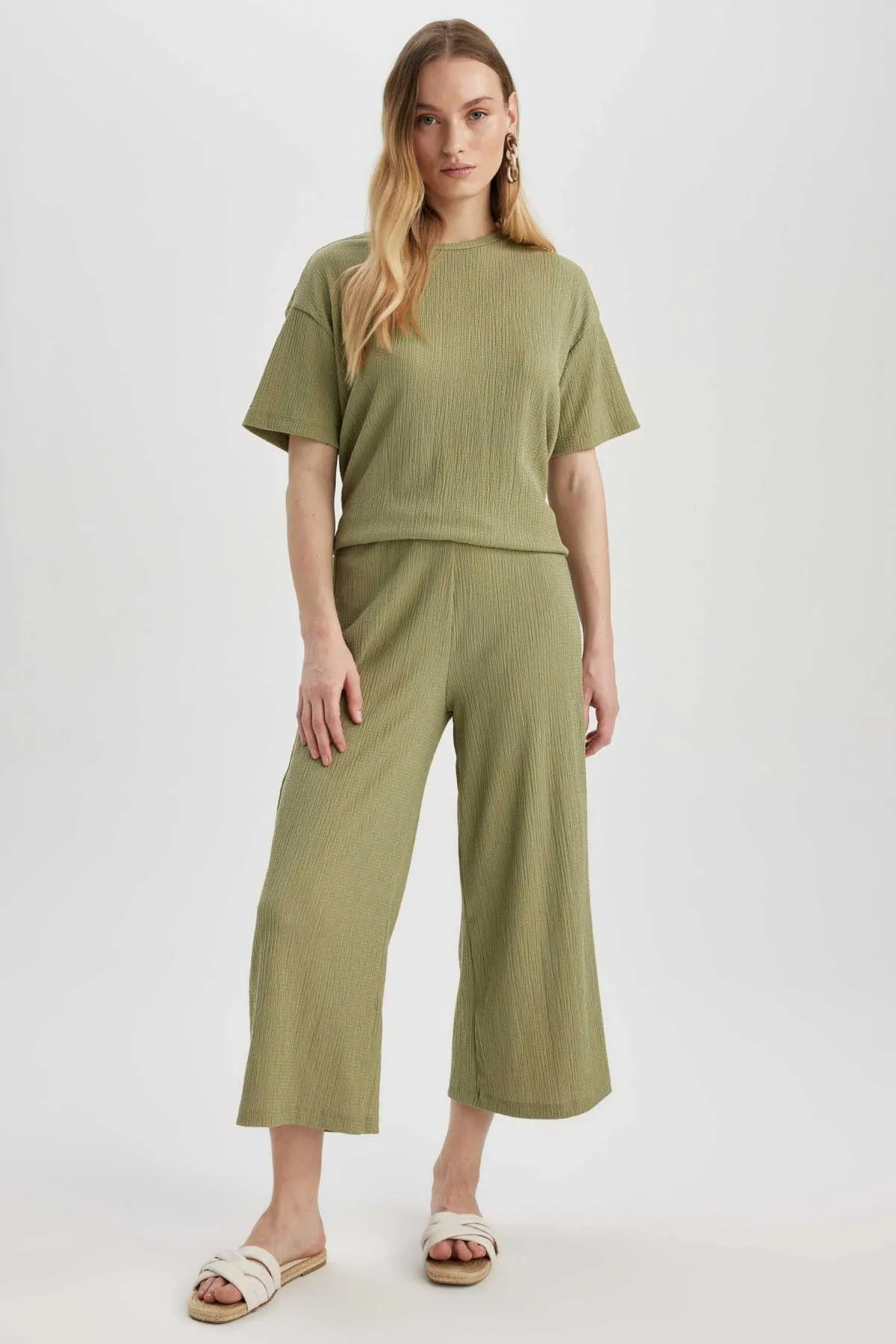 DeFacto  Hose mit normaler Passform und weitem Bein X7047az23sp