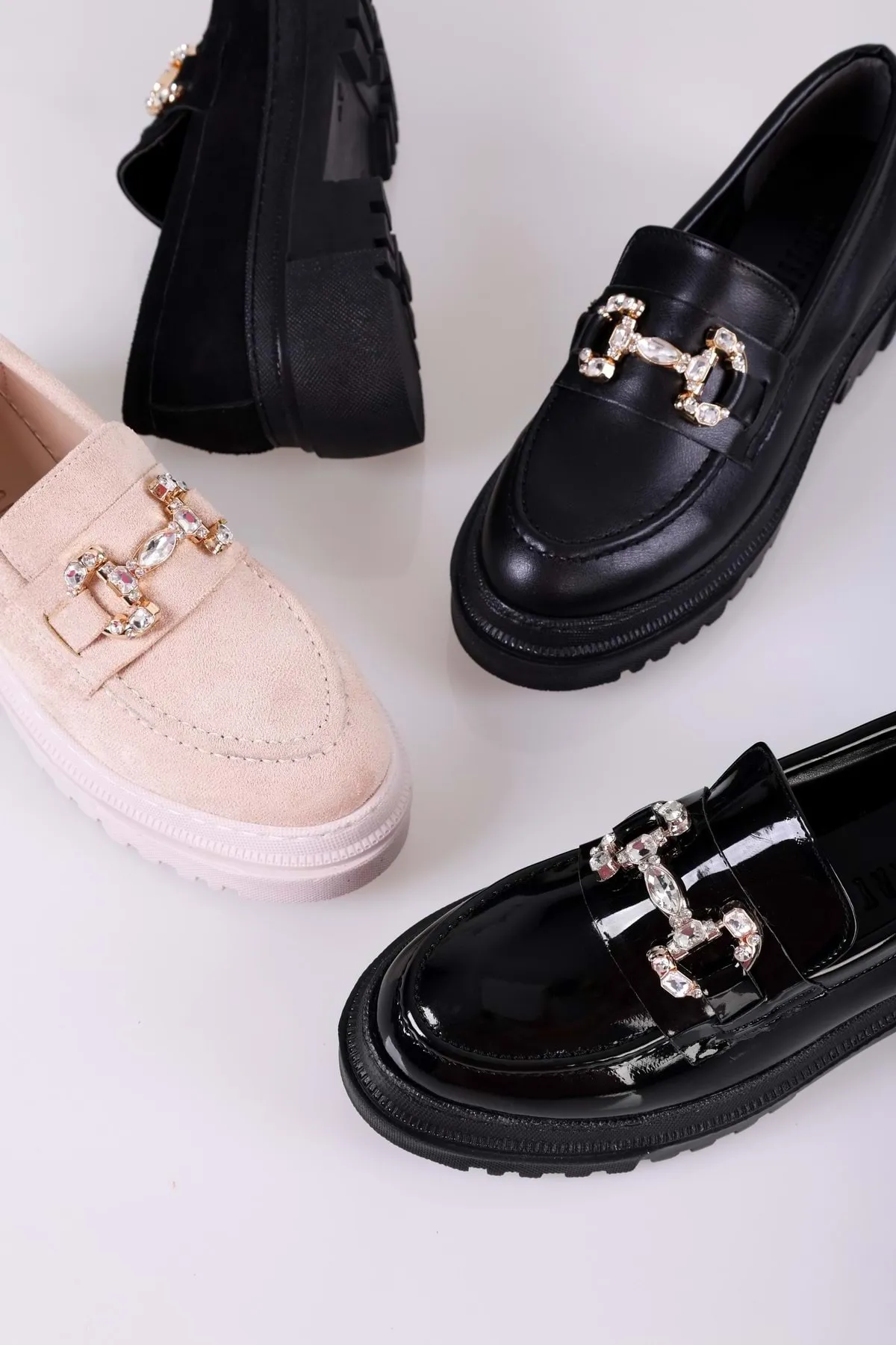 Shoeberry  Damen-Loafer Lucie aus schwarzem Wildleder mit Steinschnalle