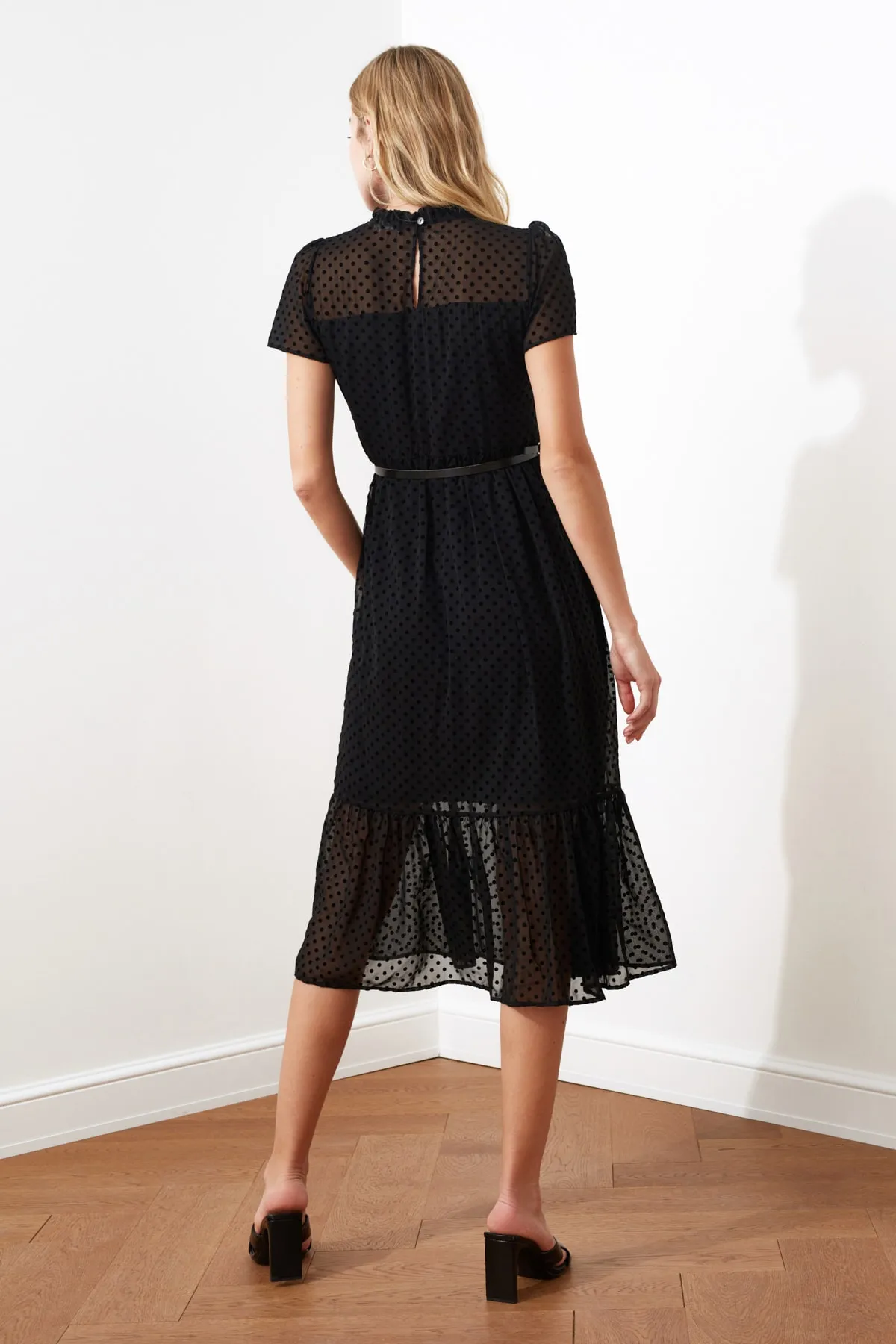 Trendyol Collection  Schwarzes, gefüttertes Midi-Webkleid in A-Linie mit Gürtel TWOSS20EL0983