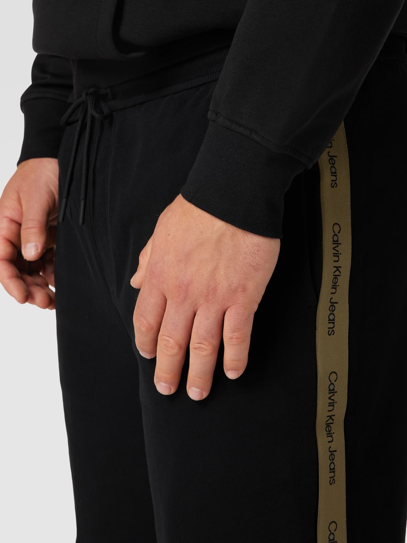 PLUS SIZE Sweatshorts mit Galonstreifen in schwarz