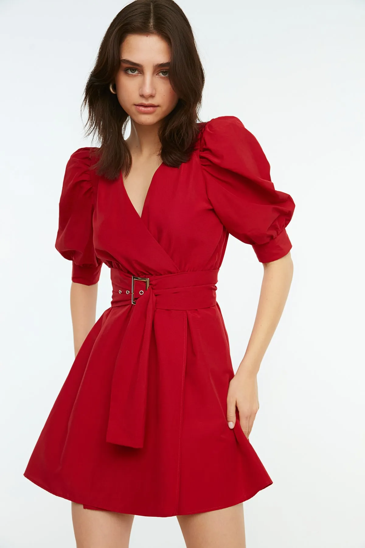 Trendyol Collection  Weinrotes, gewebtes Minikleid mit Gürtel, an der Taille geöffnet TWOSS20EL0619