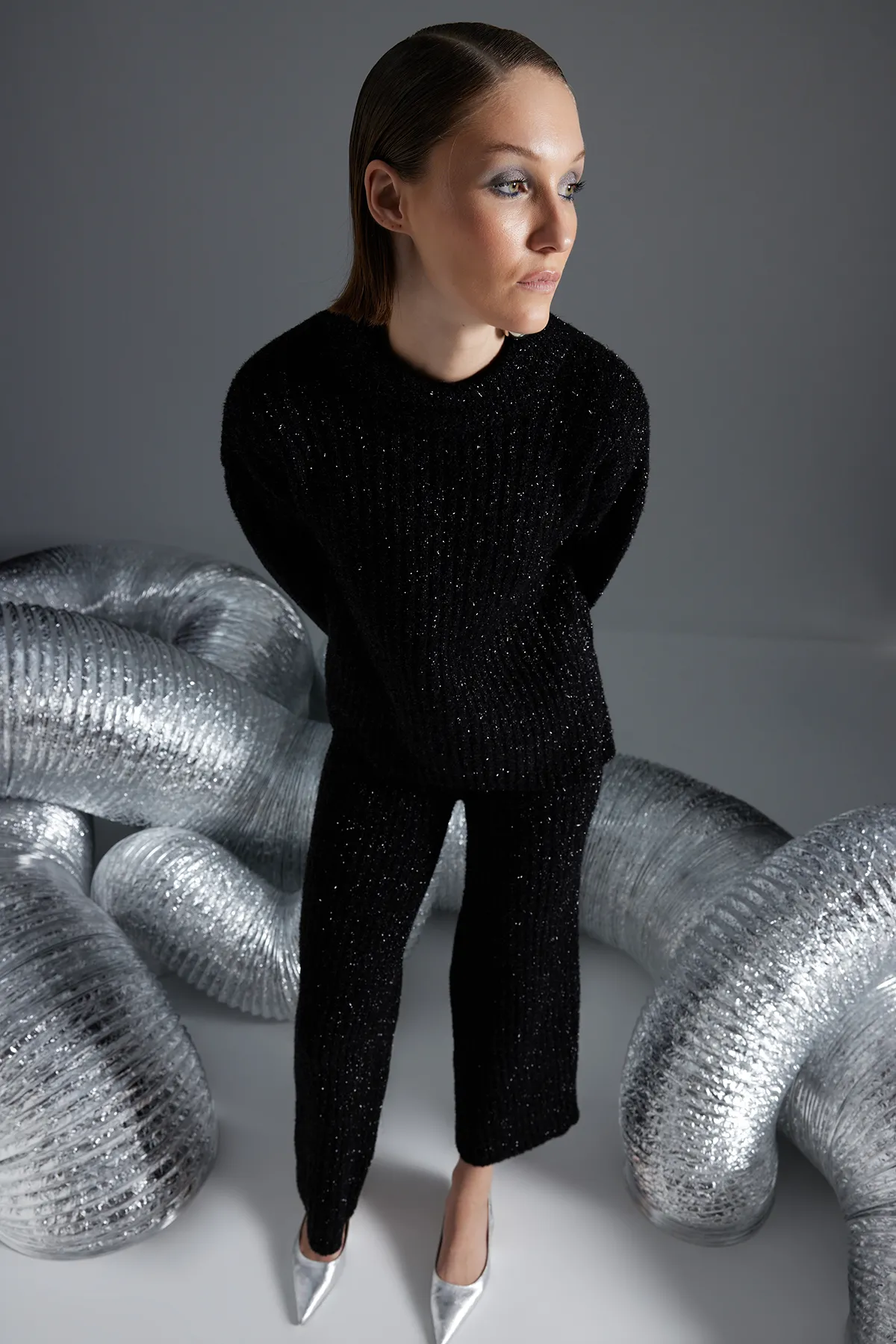 Trendyol Collection  Schwarzes, übergroßes Set aus Oberteil und Unterteil aus Strick mit Weihnachtsmotiv und Glitzer TWOAW24AU00114
