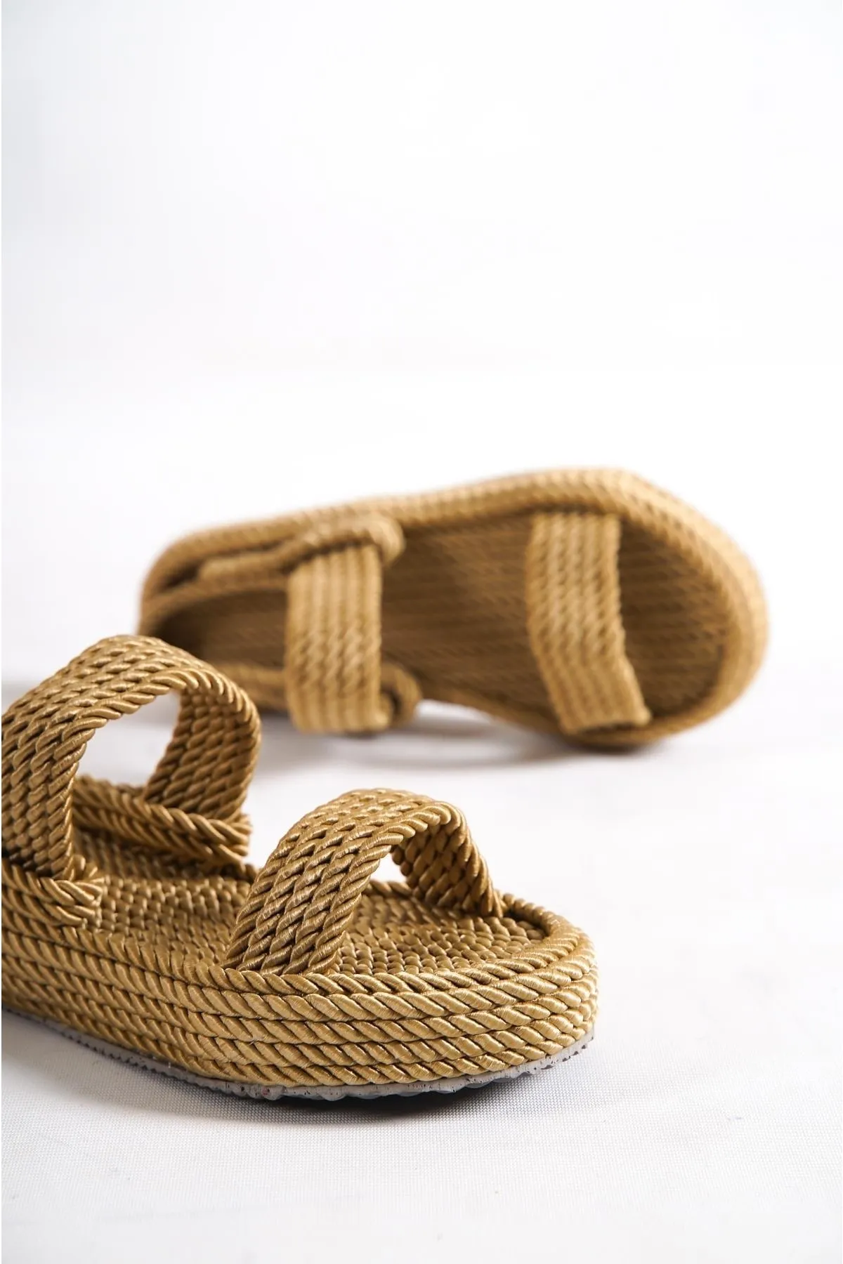 Capone Outfitters  Capone Damen-Sandalen mit dickem Seilband und dickem Absatz
