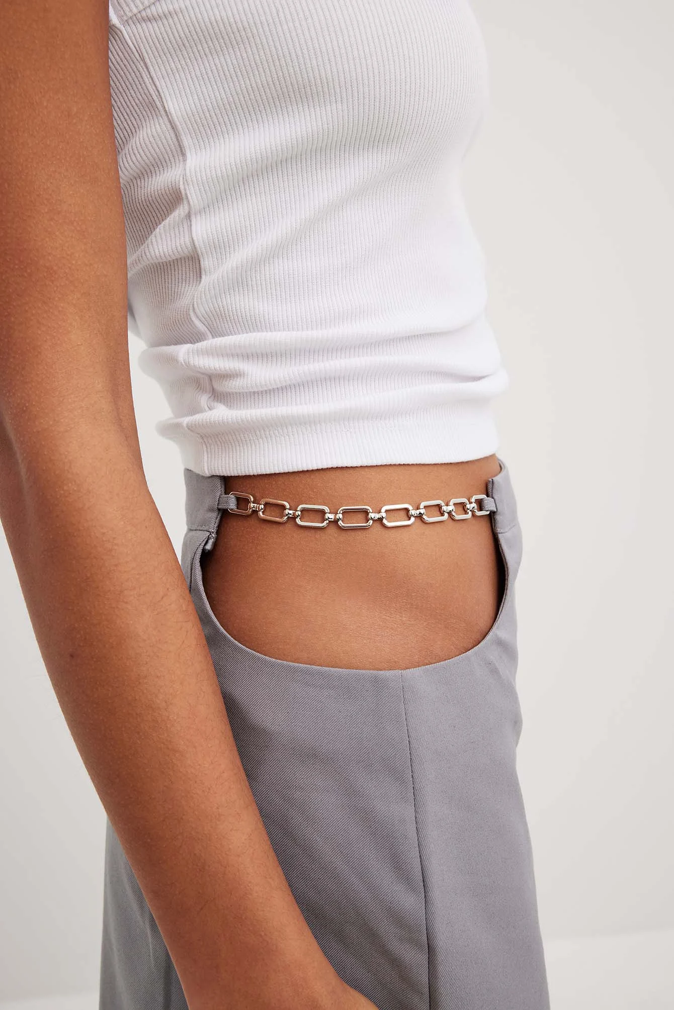 Rock mit Cut-outs und Metalldetail