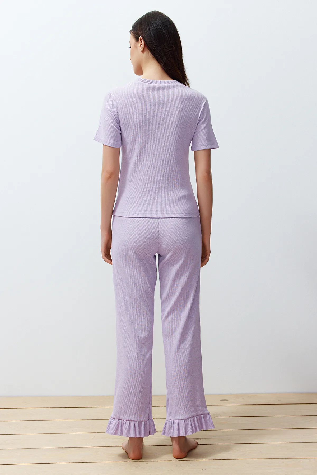 Trendyol Collection  Fliederfarbenes Pyjama-Set aus schnurgebundenem Strick mit Rüschen und Details THMSS24PT00209