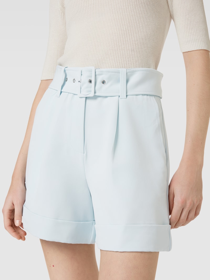 Shorts mit Stoffgürtel Modell 'DIANE' in hellblau