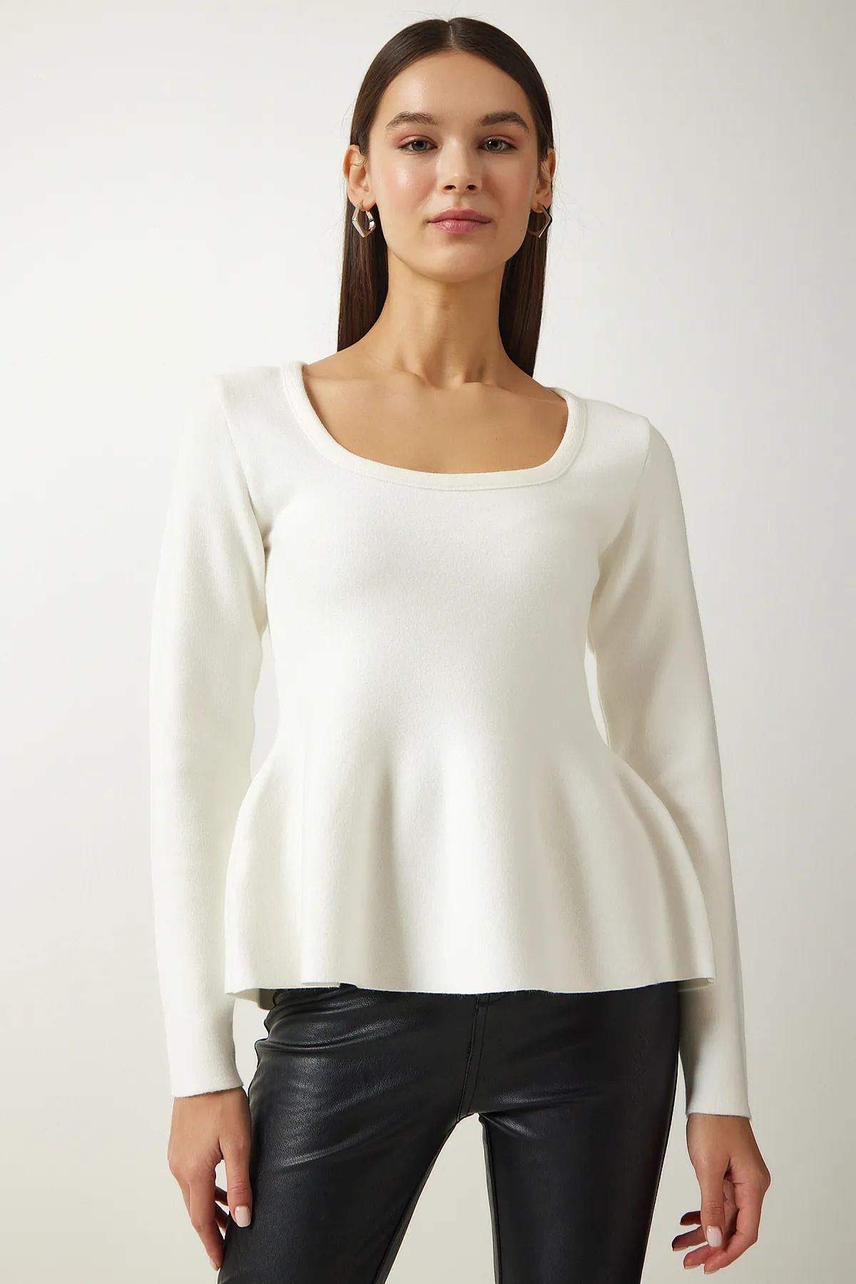 Happiness İstanbul  Ecrufarbene Damen-Strickbluse mit quadratischem Kragen und Volants AH00154
