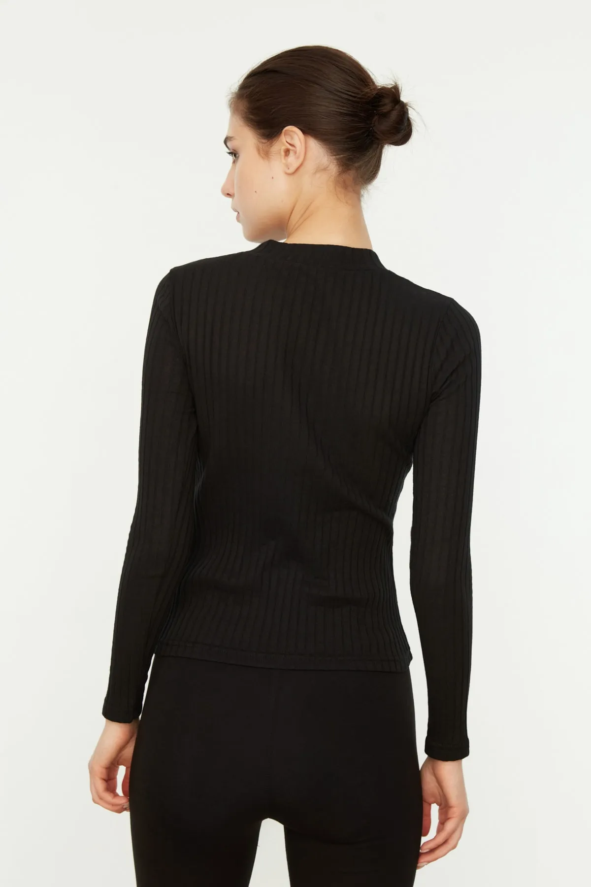 Trendyol Collection  Schwarze, gerippte, flexible Slim-Fit-Strickbluse mit hohem Kragen TWOAW20BZ0200