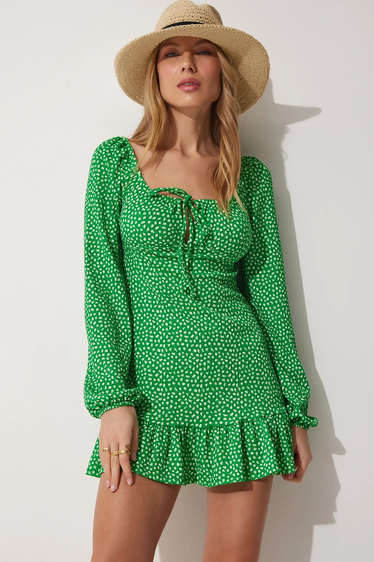Happiness İstanbul  Grünes, geblümtes, ausgestelltes Sommer-Strickkleid mit Carmenkragen für Damen UB00040