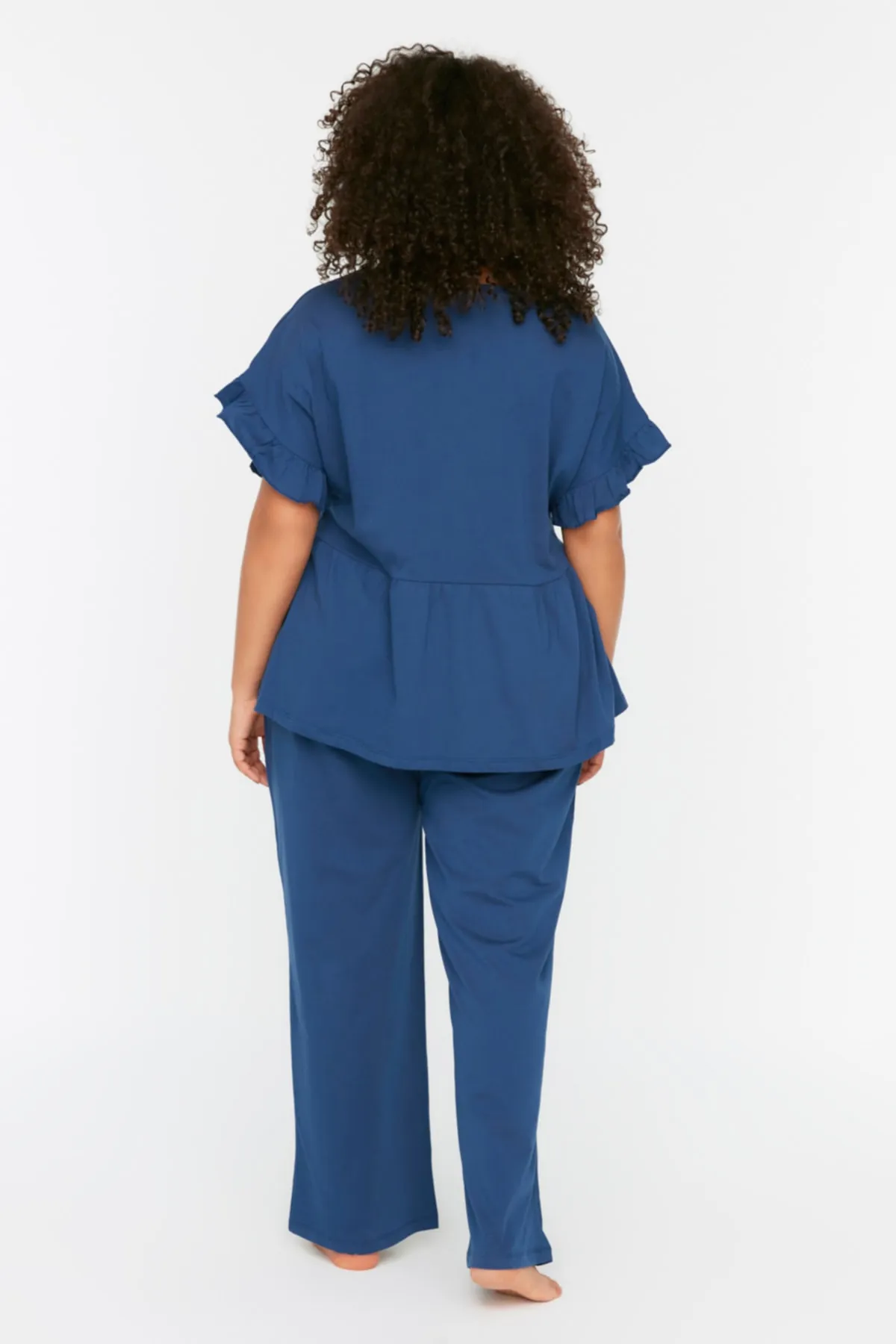 Trendyol Curve  Marineblaues Pyjama-Set aus Strick mit besticktem Volant TBBSS22PT0565