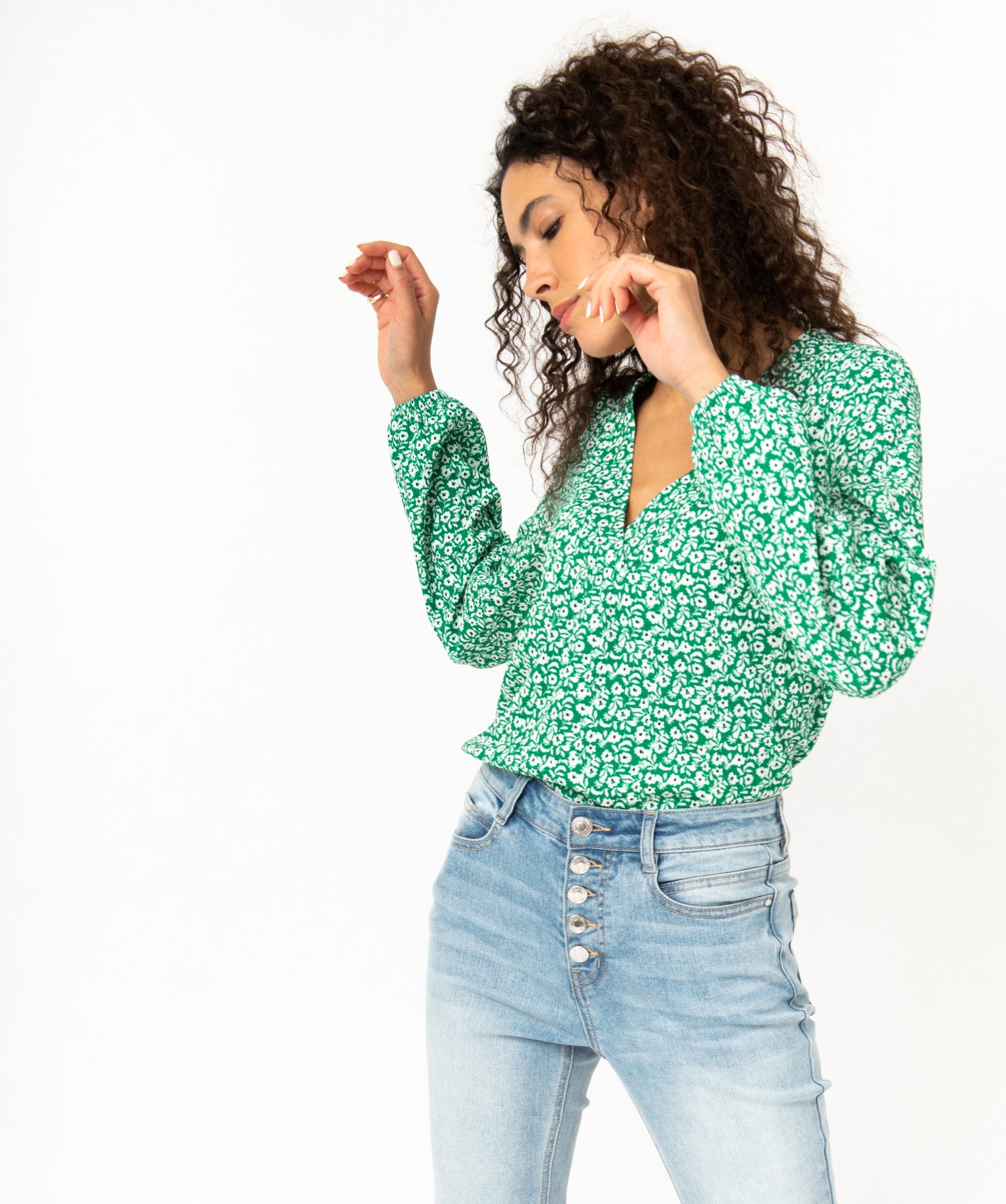 Tee-shirt à manches longues et col V à motifs fleuris femme vert | GEMO