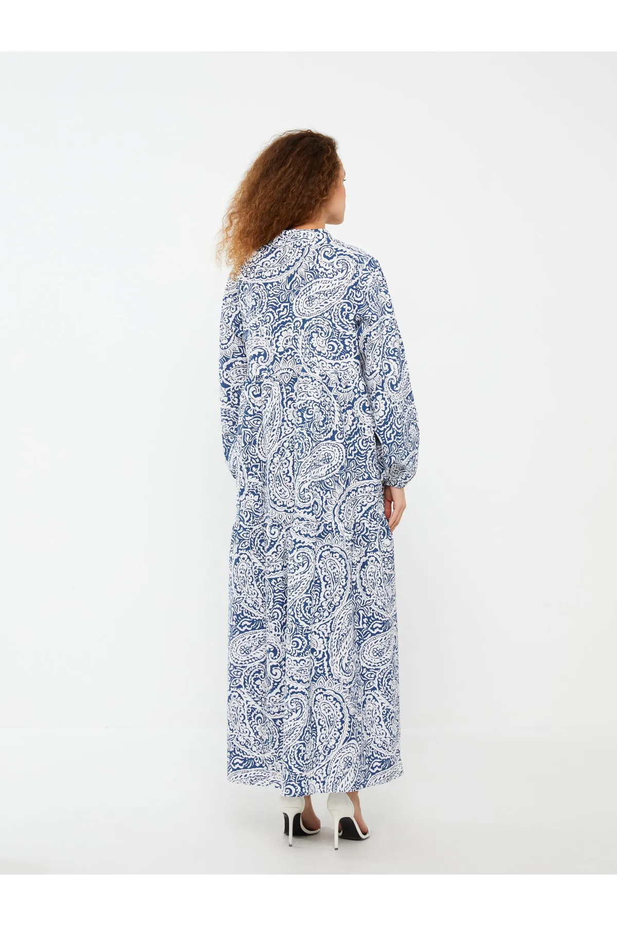 LC Waikiki  Gemustertes Popeline-Damenkleid mit Hemdkragen und langen Ärmeln