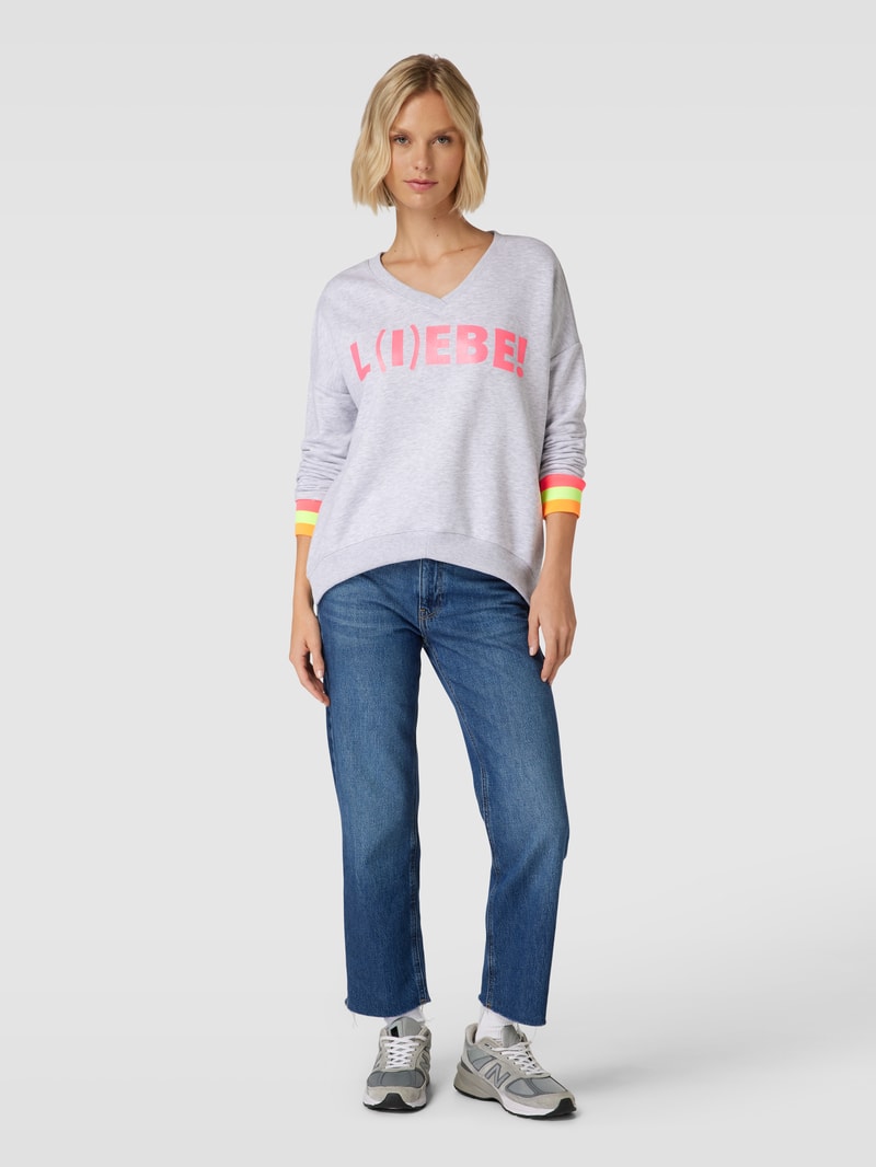 Sweatshirt mit Statement-Print Modell 'L(I)EBE!' in hellgrau meliert