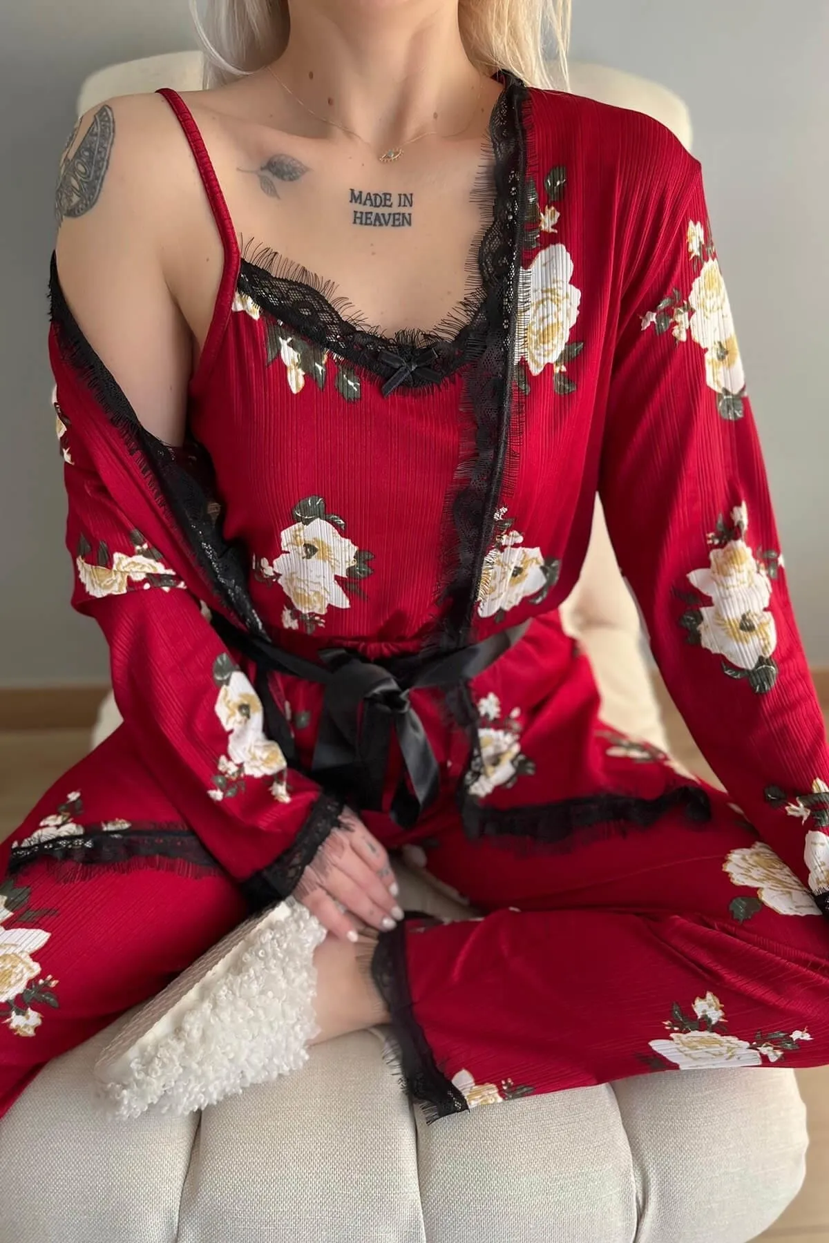 Pijamaevi  Burgunderfarbenes Pegasus-Pyjama-Set mit Blumenmuster und Morgenmantel