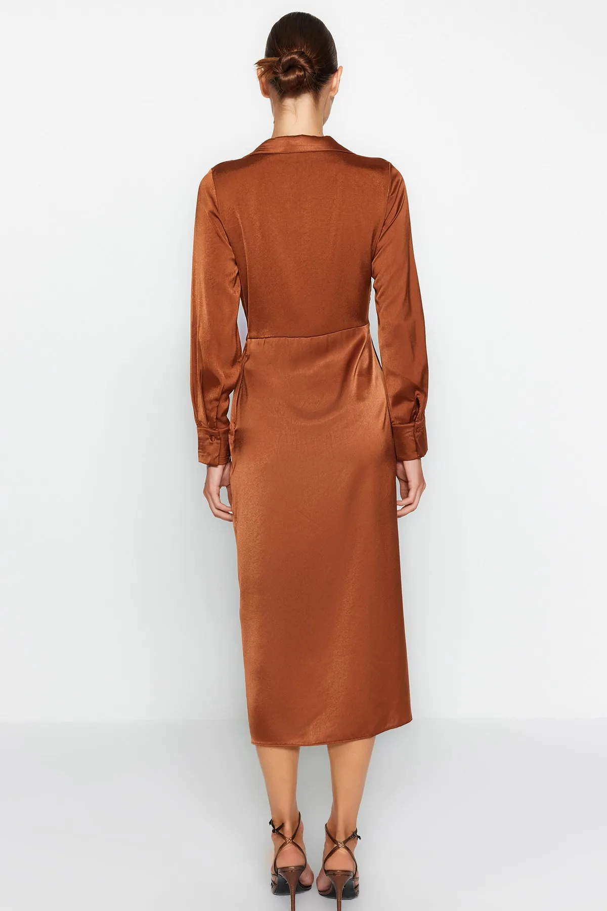 Trendyol Collection  Elegantes Abendkleid aus braunem, gewebtem Satin in Wickeloptik TPRAW24EL00111