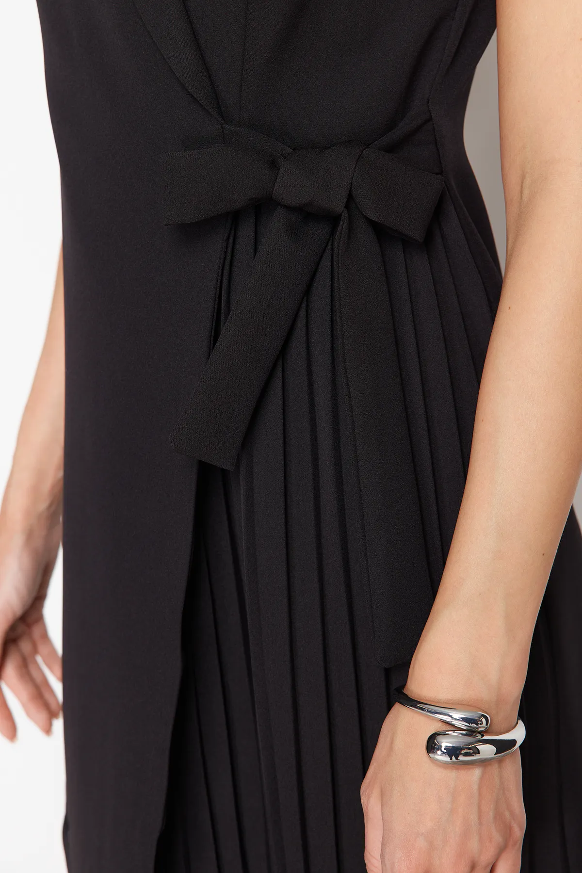 Trendyol Collection  Schwarzes zweireihiges Mini-Gewebekleid mit Faltendetail TWOSS24EL00793