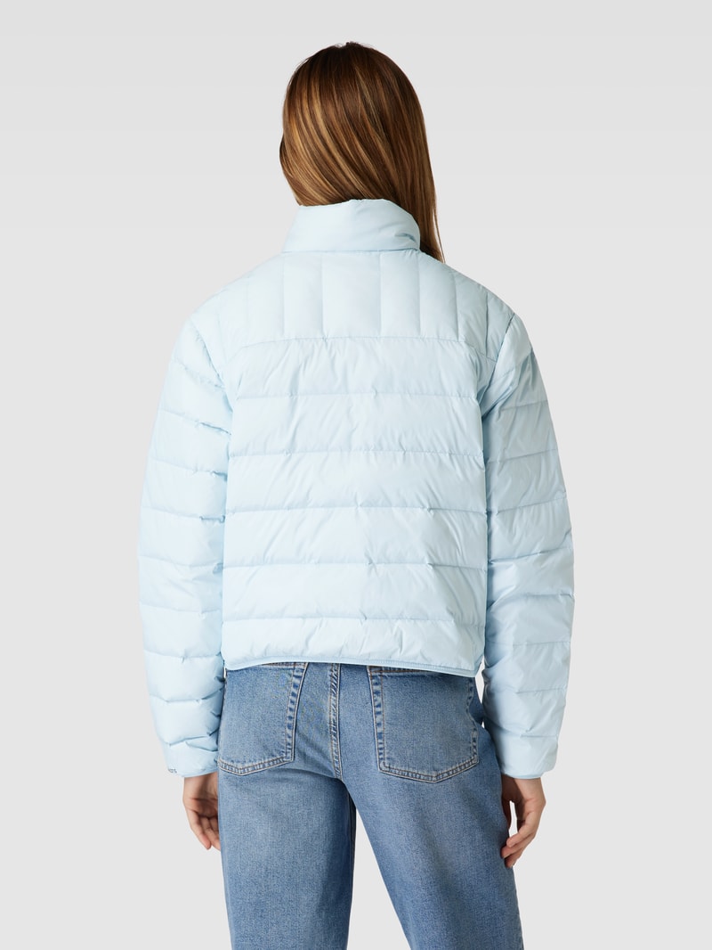 Steppjacke mit Label-Detail in hellblau