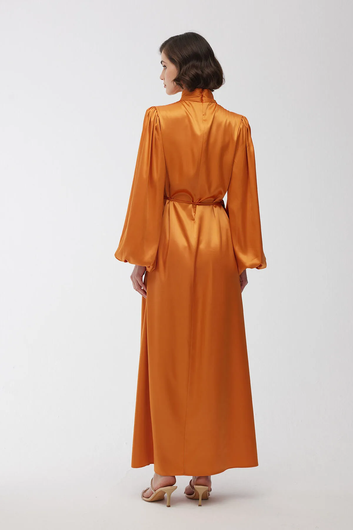Manuka  Abendkleid aus Satin mit Ballonärmeln in Orange