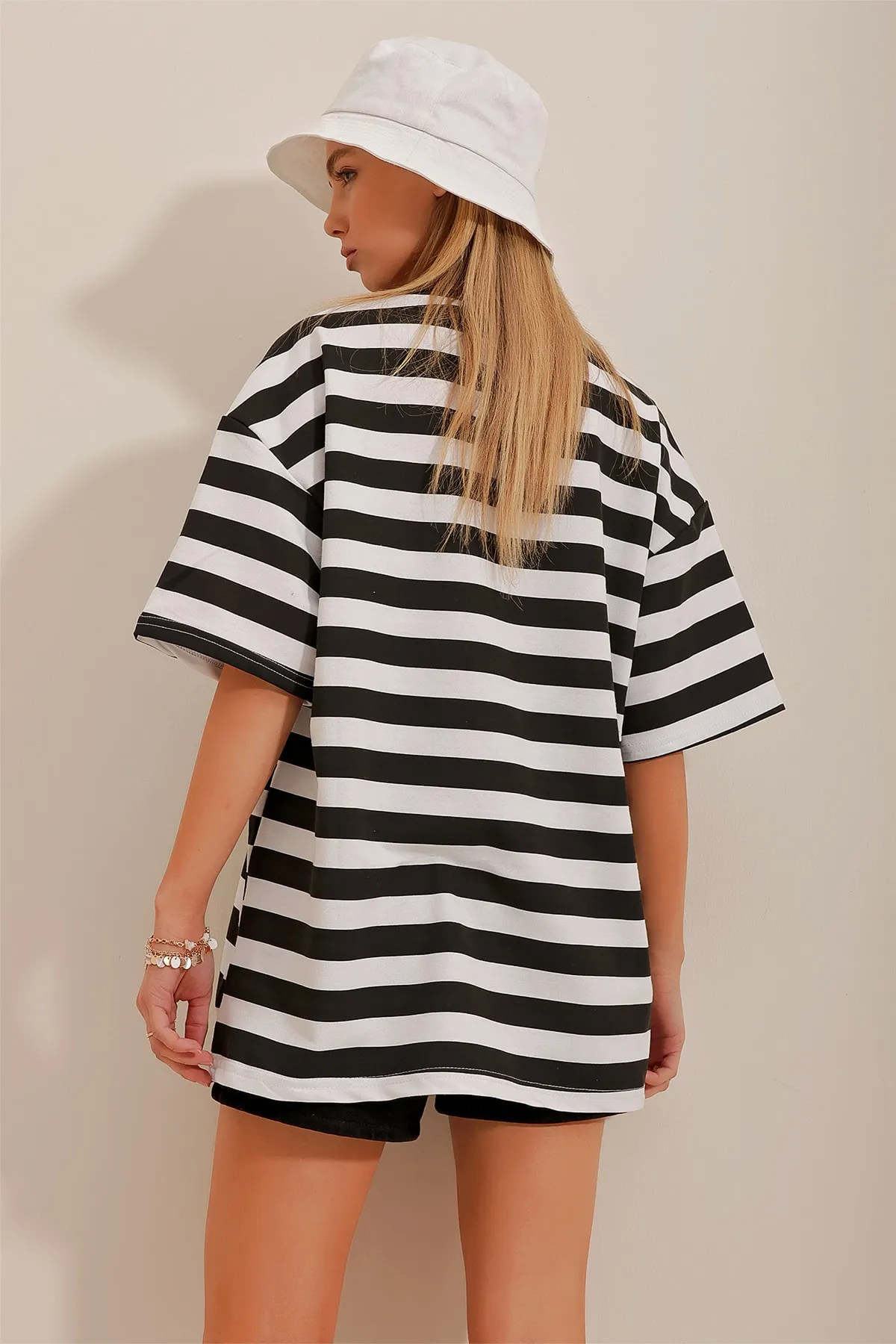 Trend Alaçatı Stili  Schwarzes, dick gestreiftes Oversize-T-Shirt mit Rundhalsausschnitt für Damen ALC-X10389