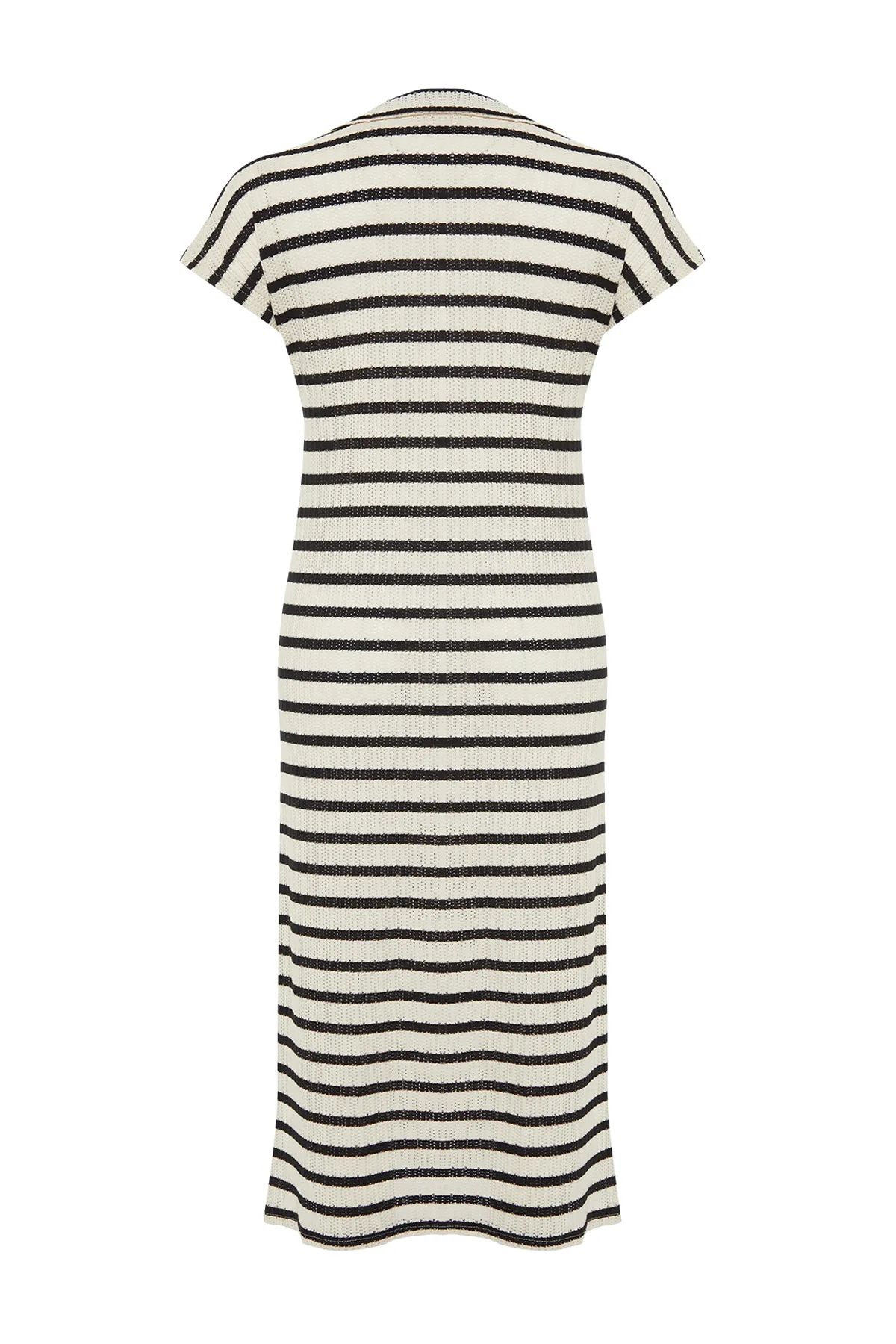 Trendyol Collection  Weiß gestreiftes Maxi-Poloshirt im Stricklook TWOSS24EL00204