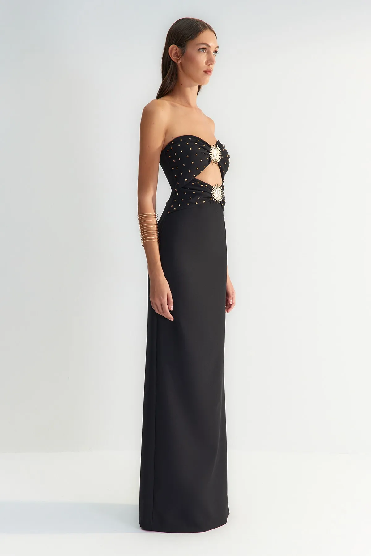 Trendyol Collection  X Zeynep Tosun Schwarzes, figurbetontes Kleid mit Sonnen-Accessoire-Details und glänzendem Schmucksteinbesatz TCLSS23AE00008