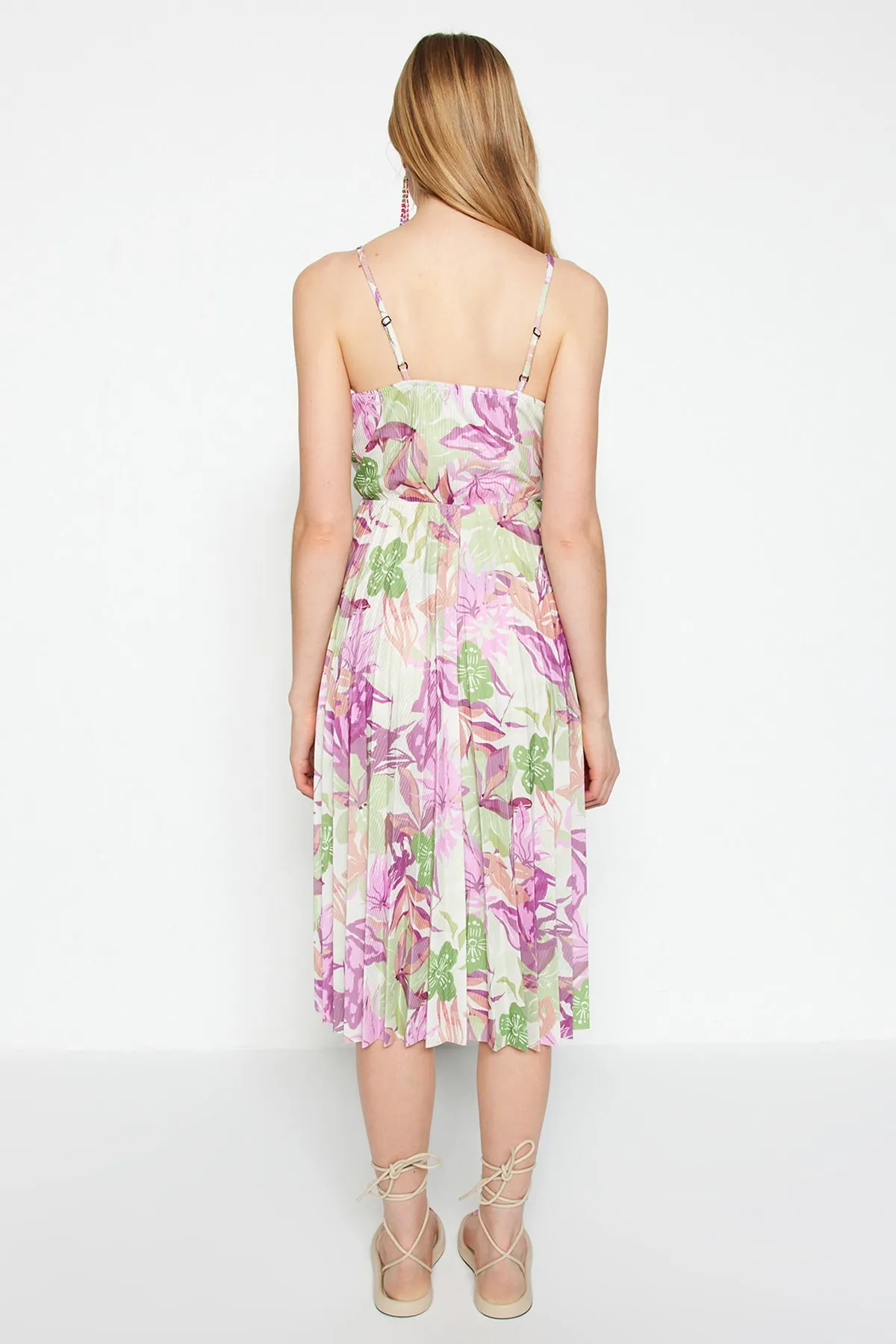 Trendyol Collection  Fliederfarbenes, floral gemustertes Midi-Kleid mit offener Taille/Skater, zweireihig, plissiert, flexibles Strickkleid TWOSS20EL2729