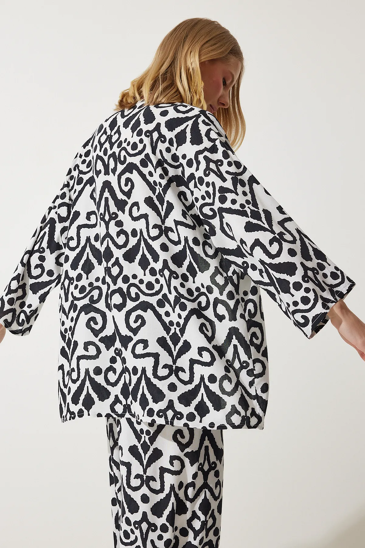 Happiness İstanbul  Schwarz-weiß gemustertes Kimono-Palazzo-Hosen-Set für Damen EN00614