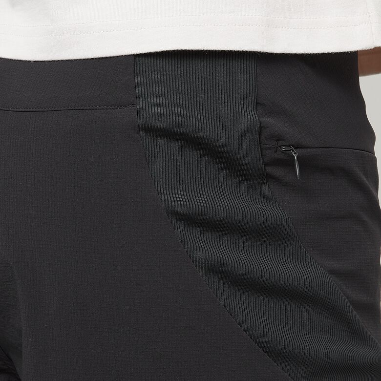 Oakley Latitude Arc Short blackout