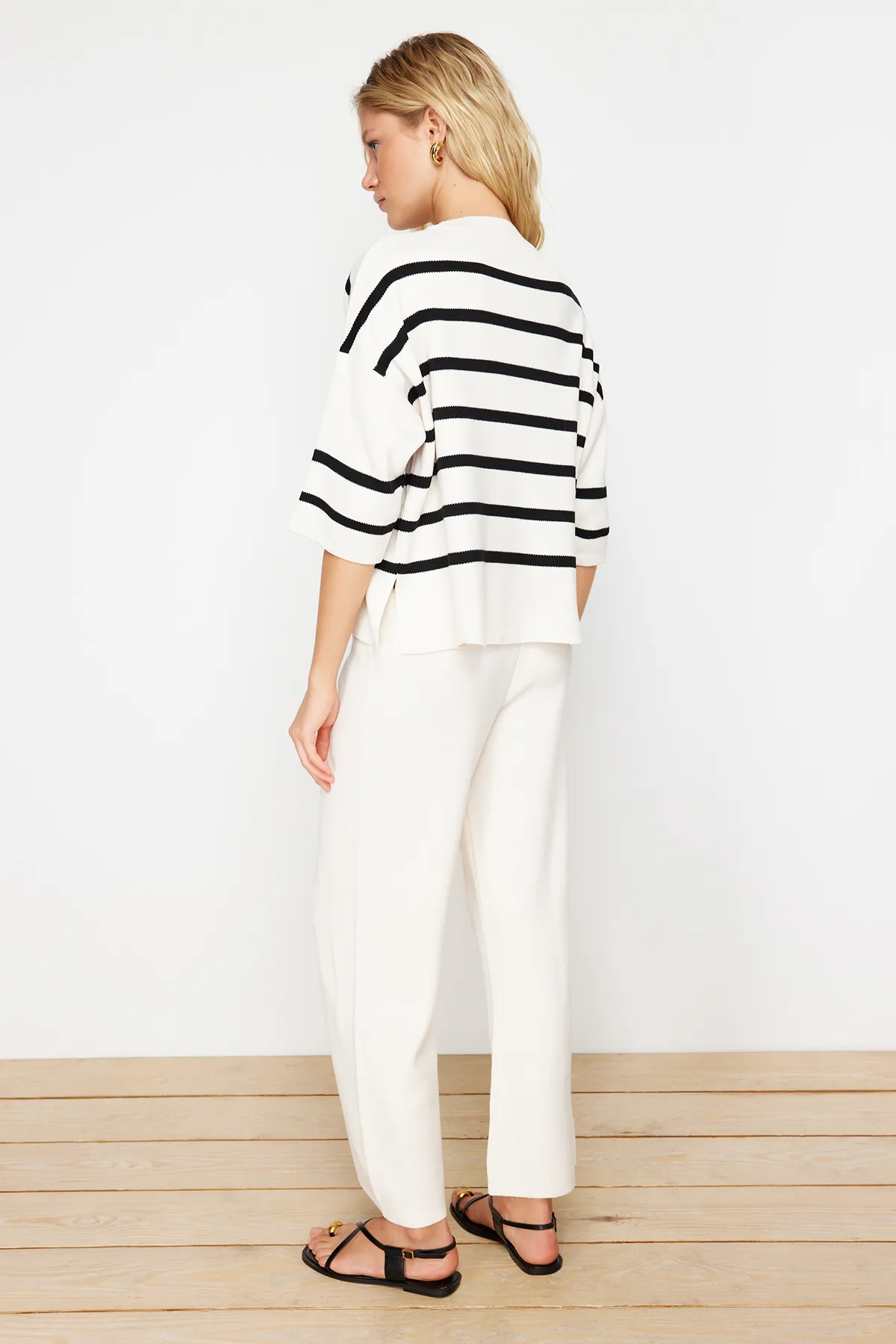 Trendyol Collection  Ecru gestreiftes Strickoberteil und -unterteil im T-Shirt-Look TWOSS24AU00048