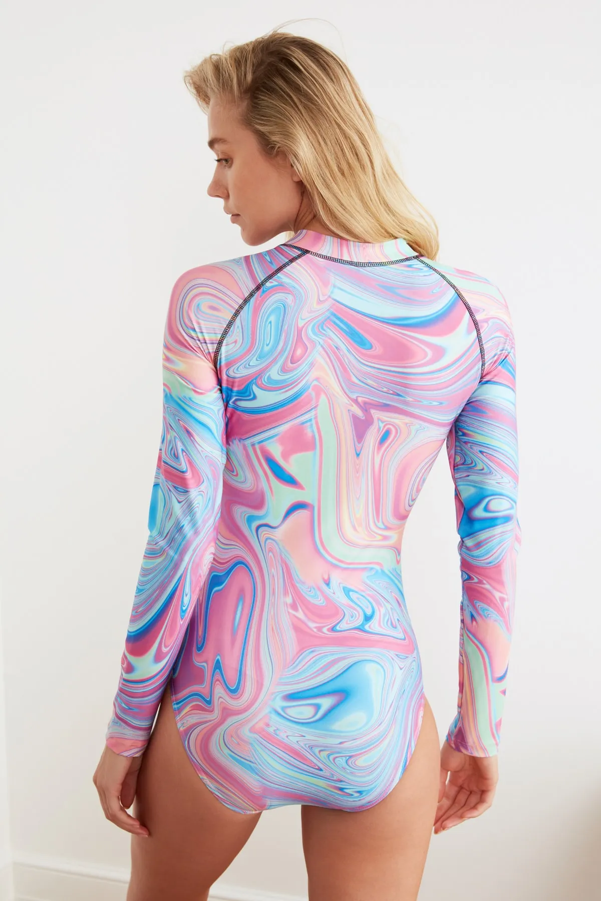 Trendyol Collection  Langärmliger Hipster-Surf-Badeanzug mit abstraktem Muster und Reißverschluss TBESS21MA0034
